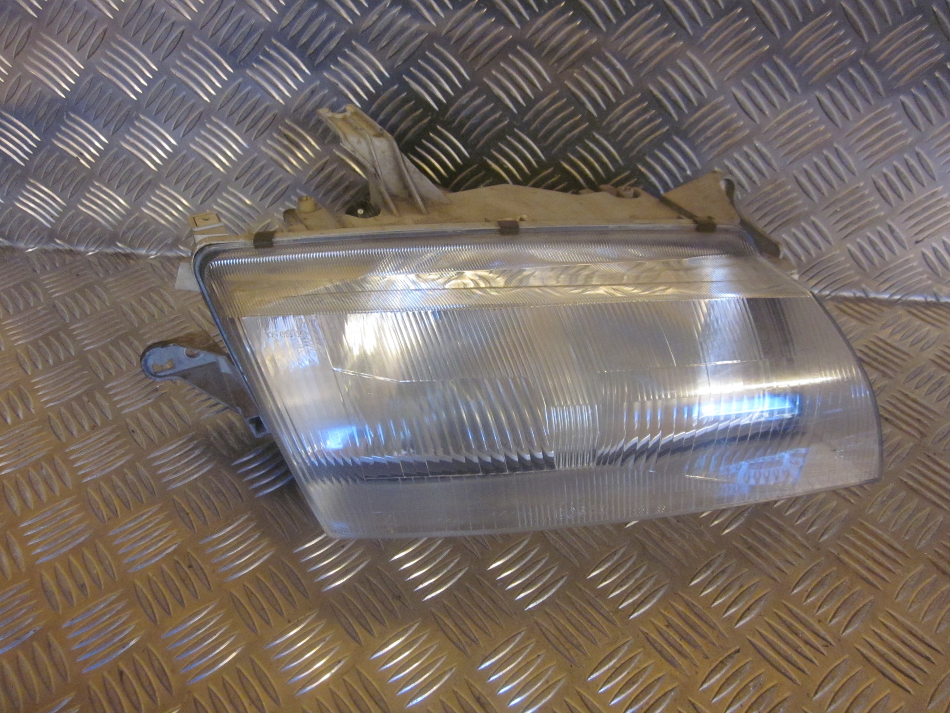 Mazda 323 HB BA15 Forlygte Med OEM Nr. Ophugger Fra Mazda Ophugger