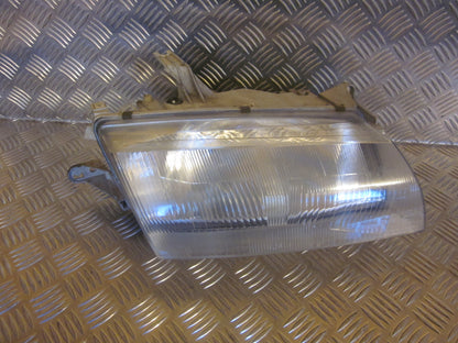 Mazda 323 HB BA15 Forlygte Med OEM Nr. Ophugger Fra Mazda Ophugger