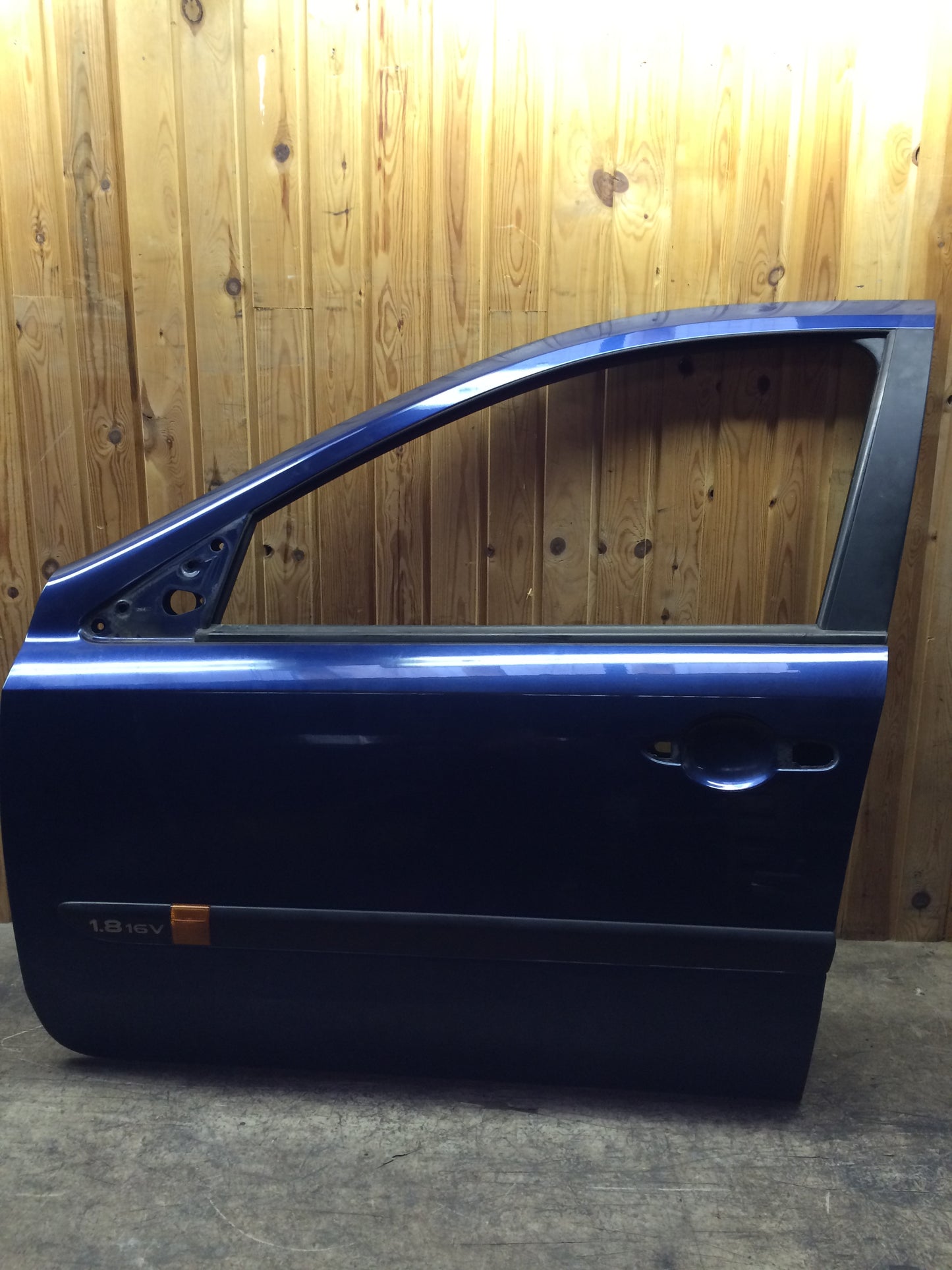 Renault Laguna 2 Fordør V Med OEM Nr. 7751471658 Fra Renault Ophugger