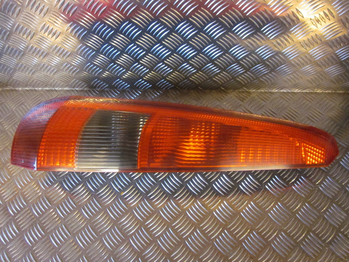 Ford Fiesta 6 Baglygte Med OEM Nr. 1324578 Fra Ford Ophugger