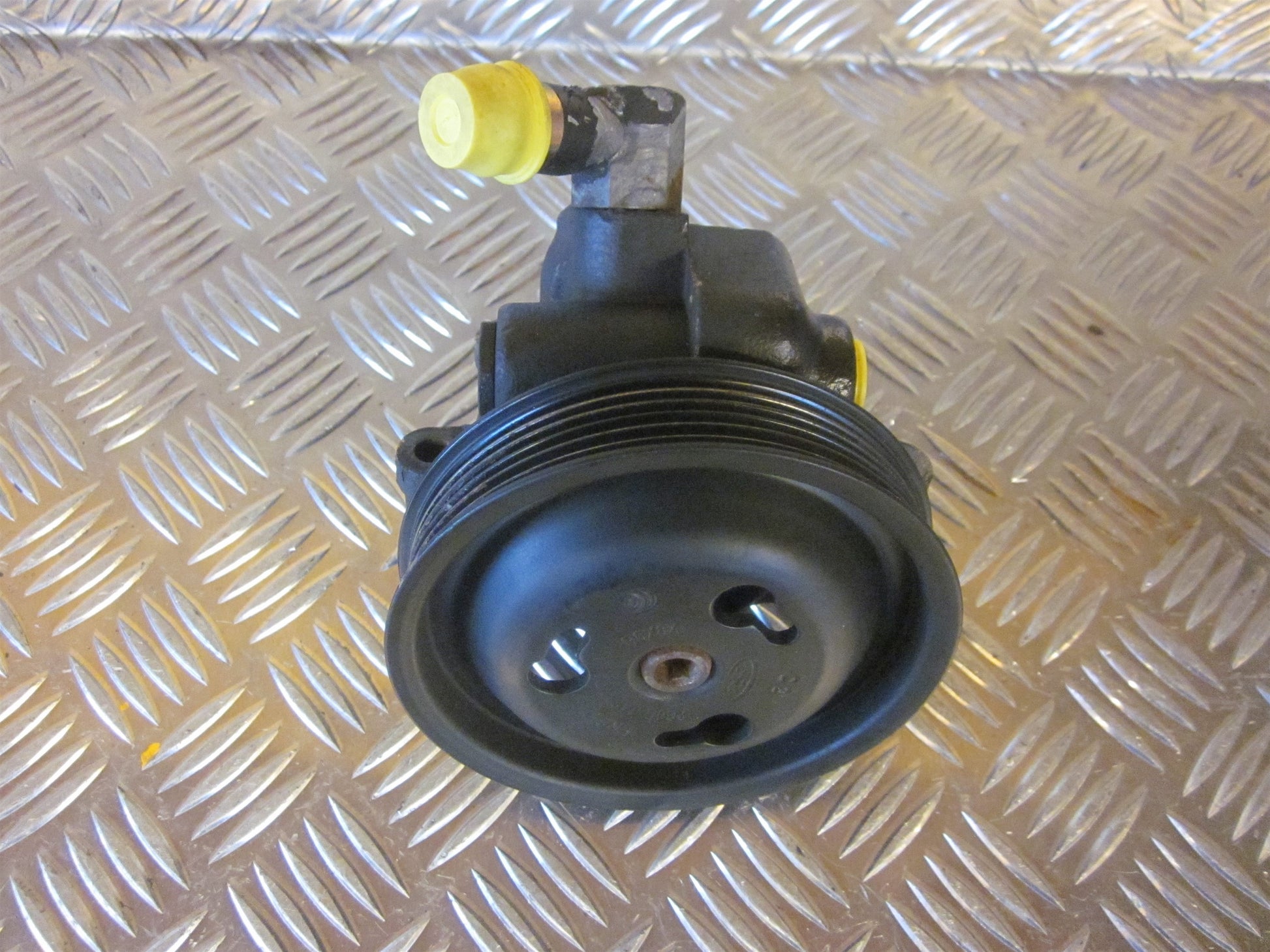 Ford Fiesta 6 Servopumpe Med OEM Nr. 1495688 Fra Ford Ophugger