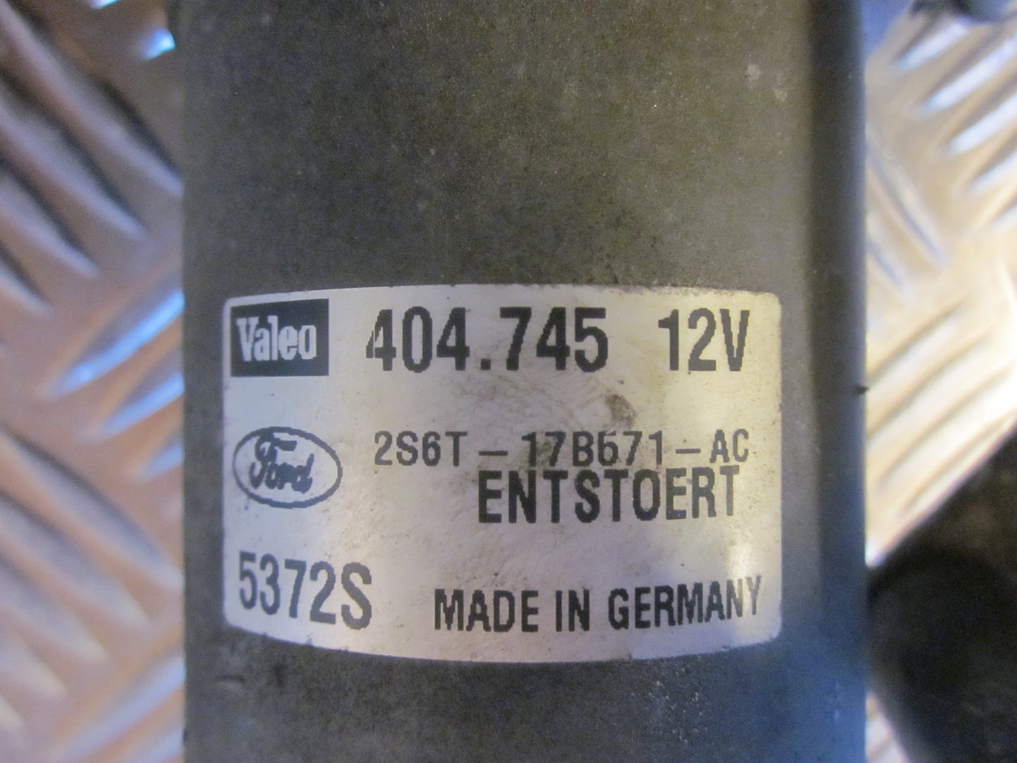 Ford Fiesta 6 Viskermotor Med OEM Nr. Ophugger Fra Ford Ophugger