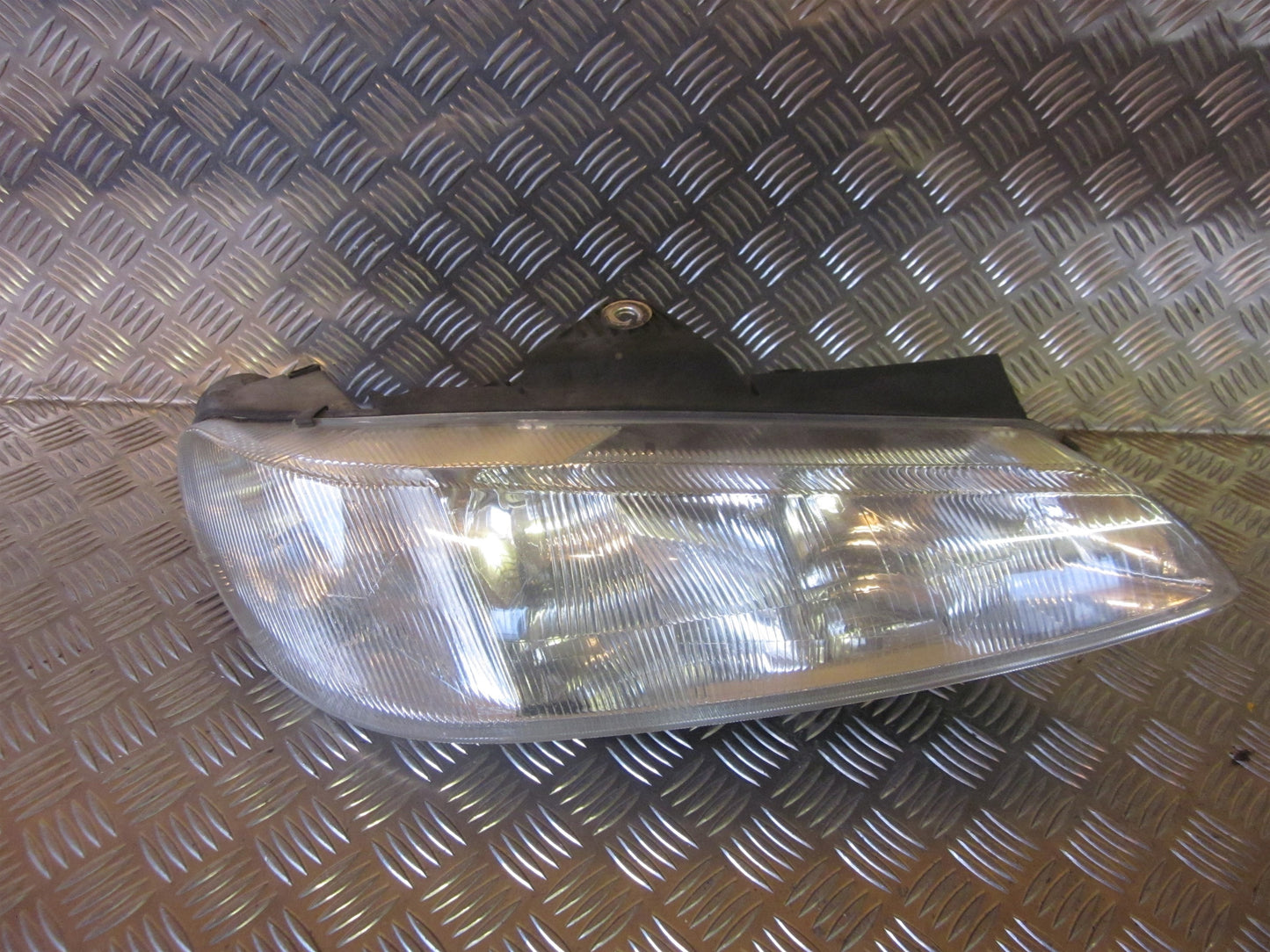 Peugeot 406 Forlygte Med OEM Nr. Ophugger Fra Peugeot Ophugger