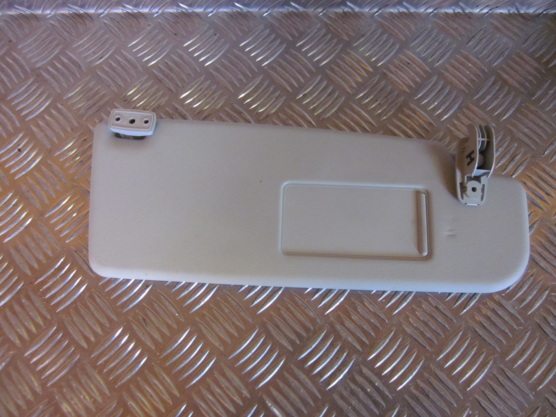 Skoda Fabia Solskærm Med OEM Nr. 5J1857552D Fra Skoda Ophugger