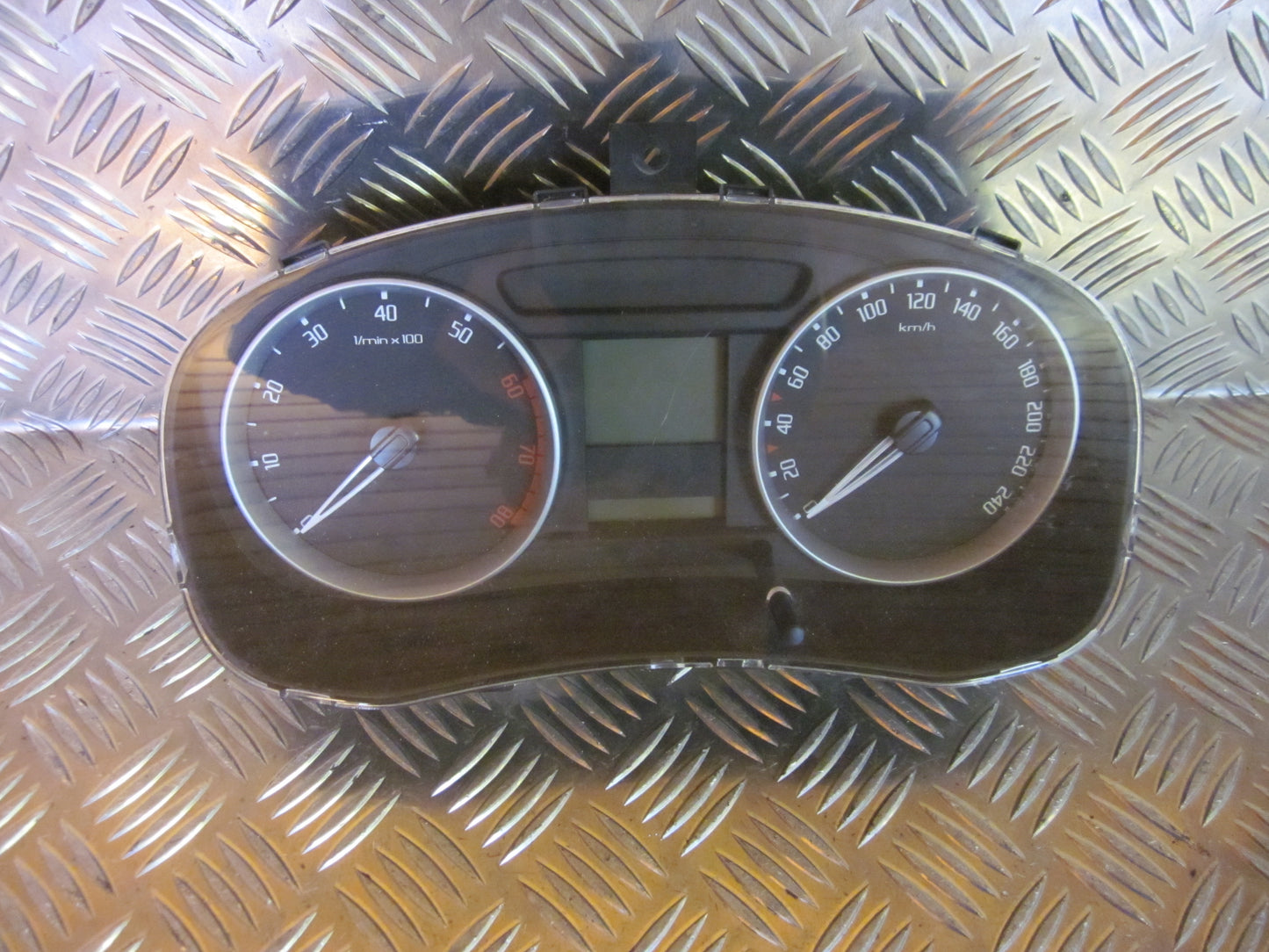 Skoda Fabia Speedometer - Instrument Med OEM Nr. 5J0920821B Fra Skoda Ophugger