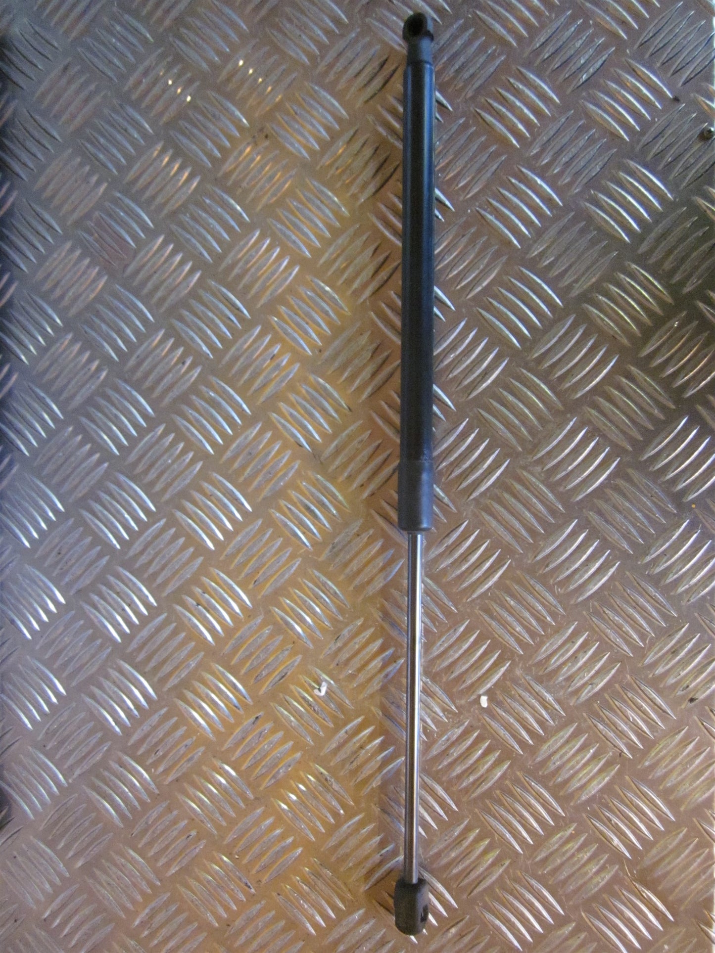 Skoda Fabia Bagklapsdæmper Med OEM Nr. 5J6827550B Fra Skoda Ophugger