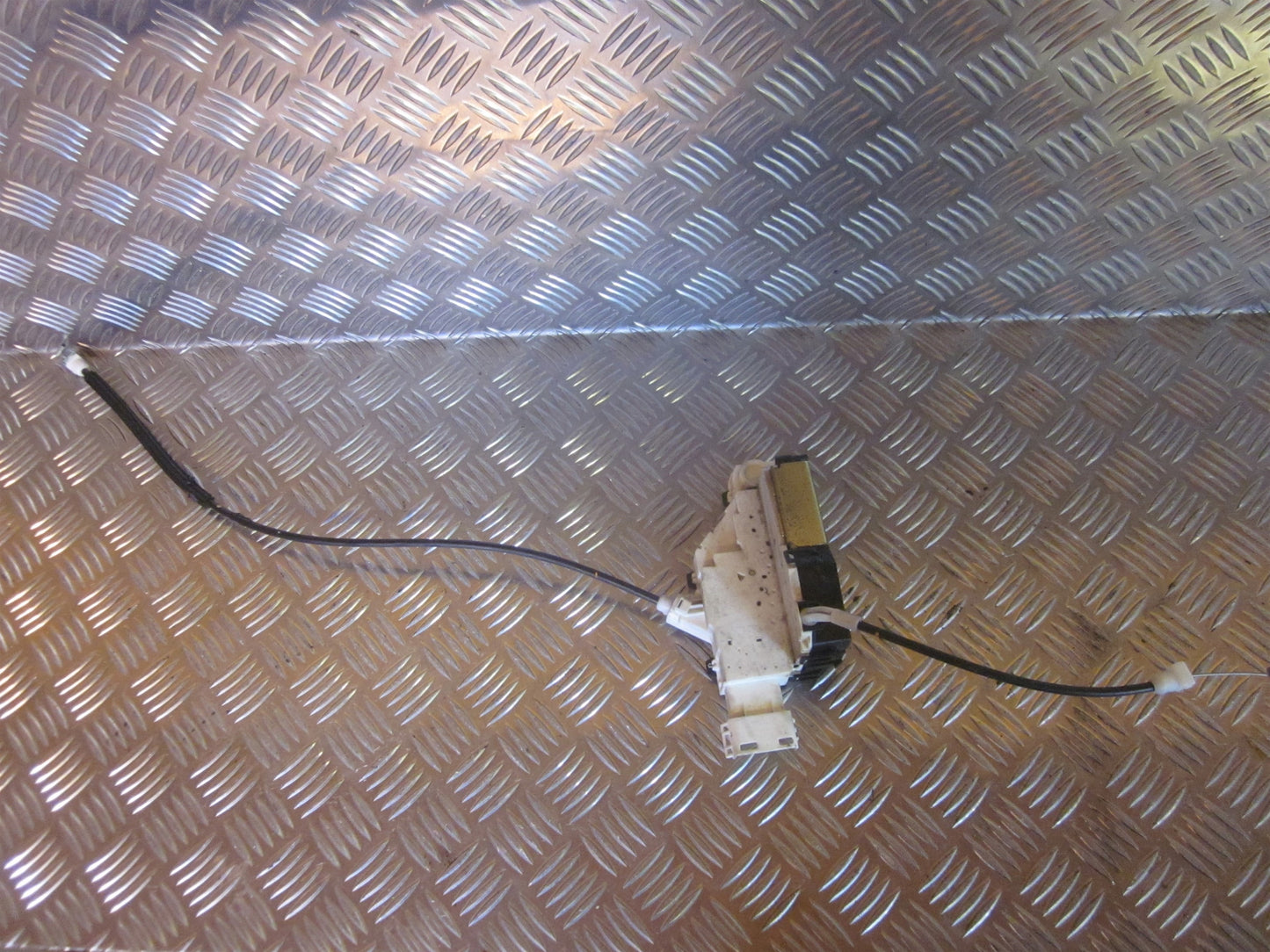 Peugeot 407 Dørlås Med OEM Nr. Ophugger Fra Peugeot Ophugger