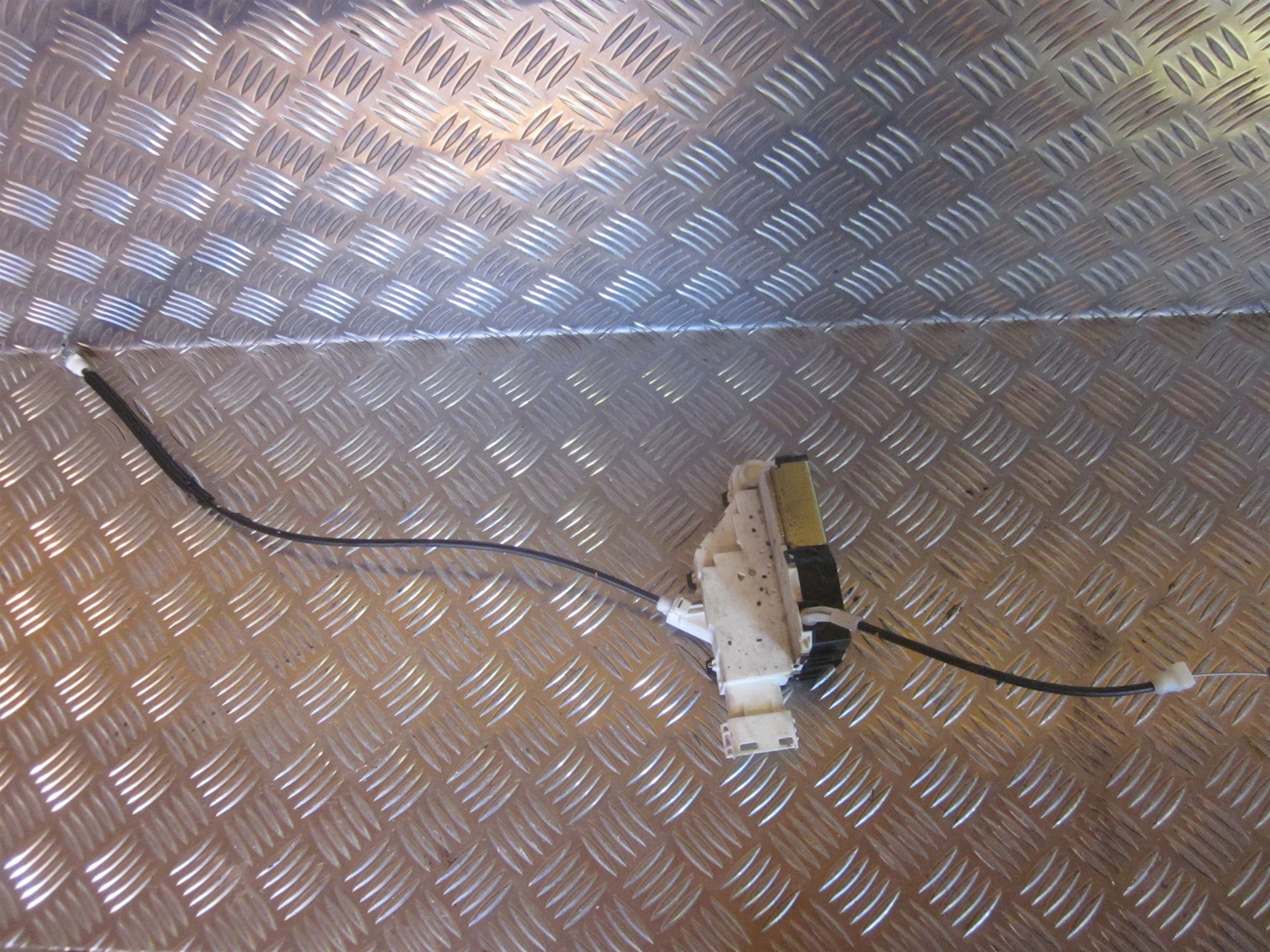 Peugeot 407 Dørlås Med OEM Nr. Ophugger Fra Peugeot Ophugger