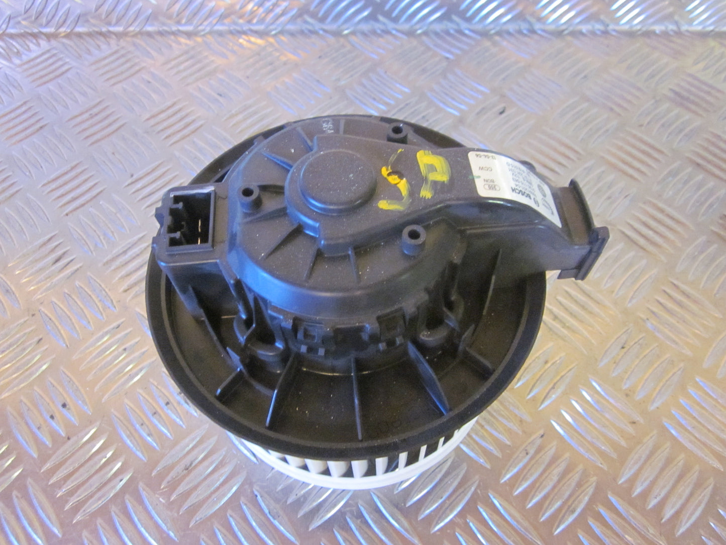 VW UP Varmeblæser Med OEM Nr. 0130115563 Fra VW Ophugger