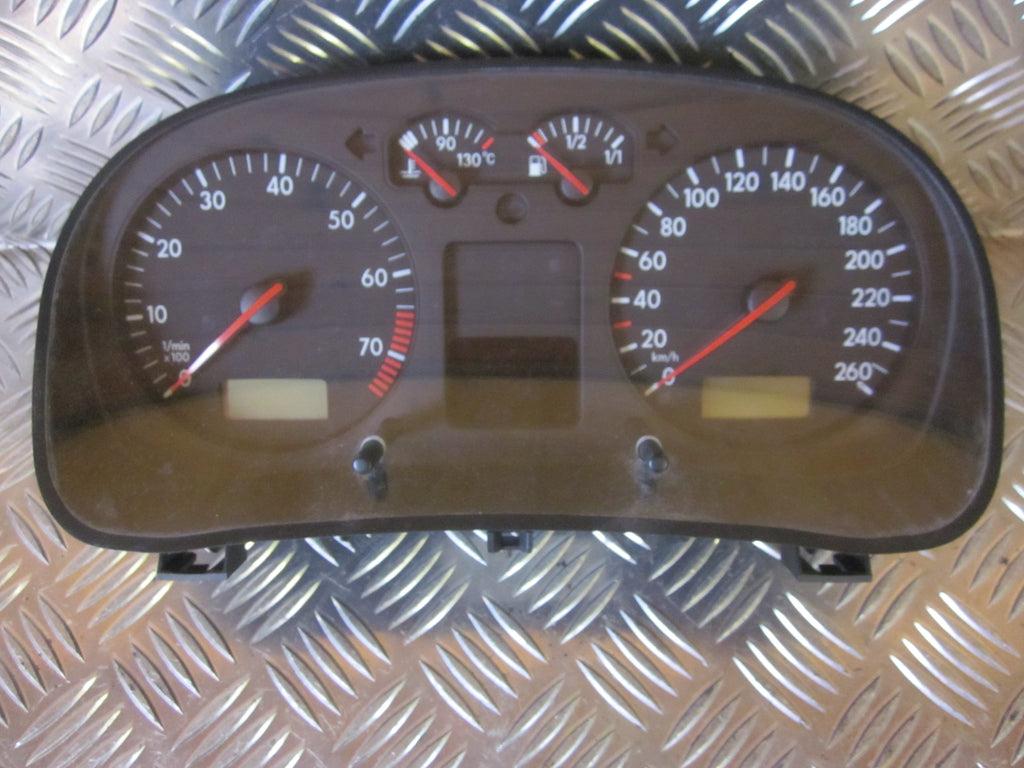 VW Golf 4 1J Speedometer - Instrument Med OEM Nr. 1J0920821A Fra VW Ophugger