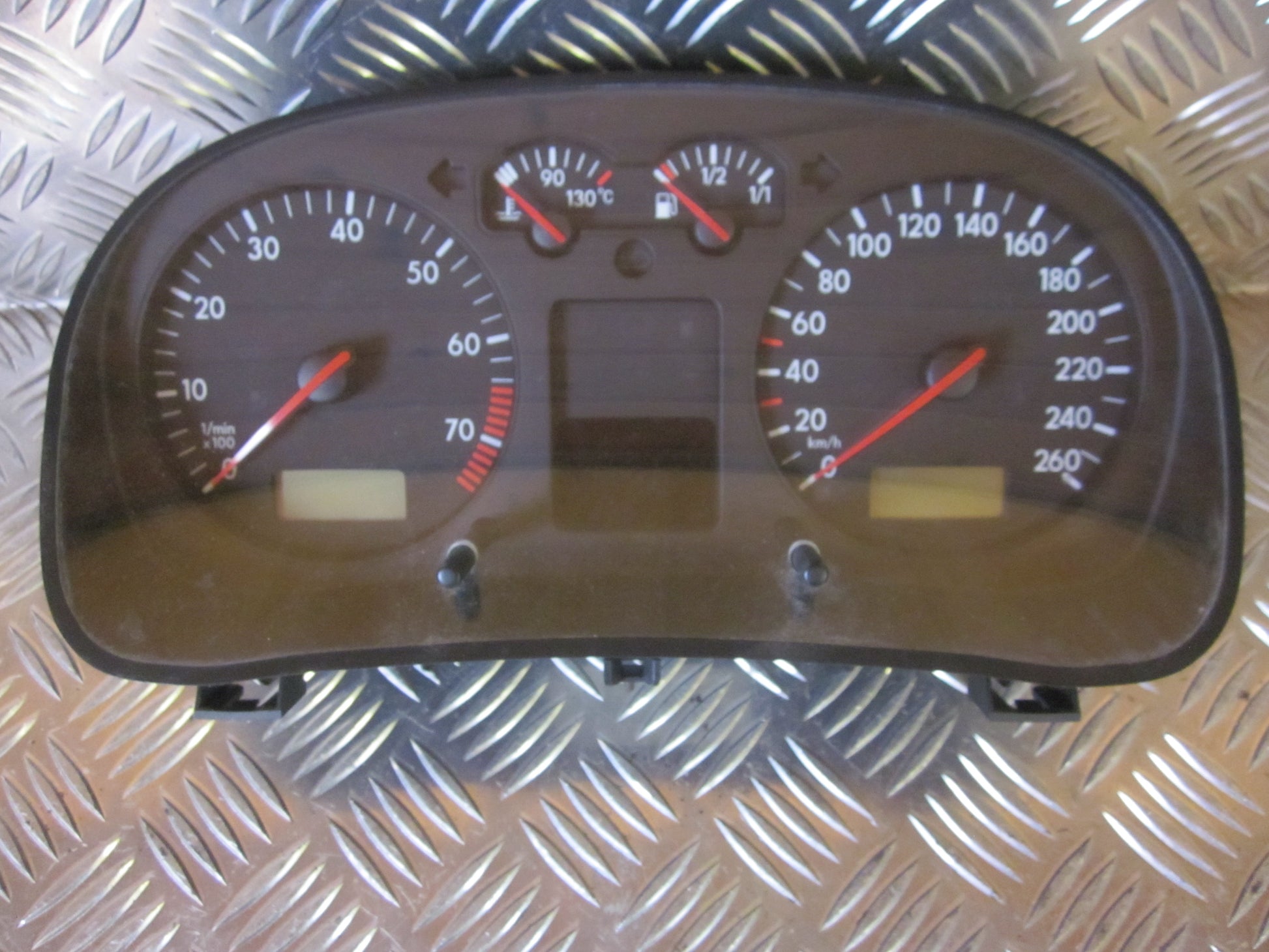 VW Golf 4 1J Speedometer - Instrument Med OEM Nr. 1J0920821A Fra VW Ophugger
