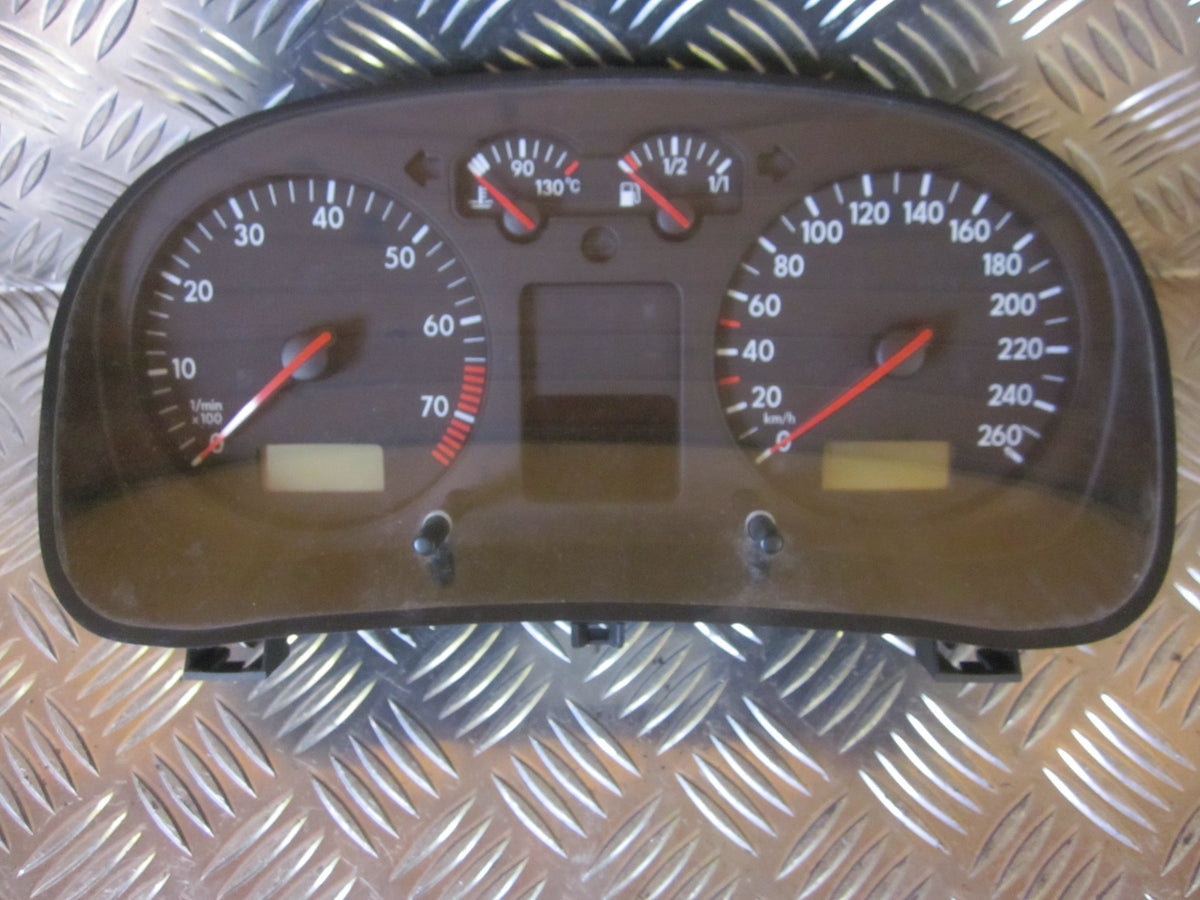 VW Golf 4 1J Speedometer - Instrument Med OEM Nr. 1J0920821A Fra VW Ophugger