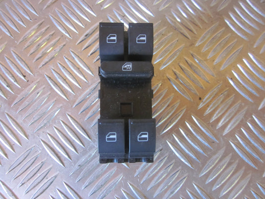 VW Passat 3C Kontakt Rudehejs Med OEM Nr. Ophugger Fra VW Ophugger