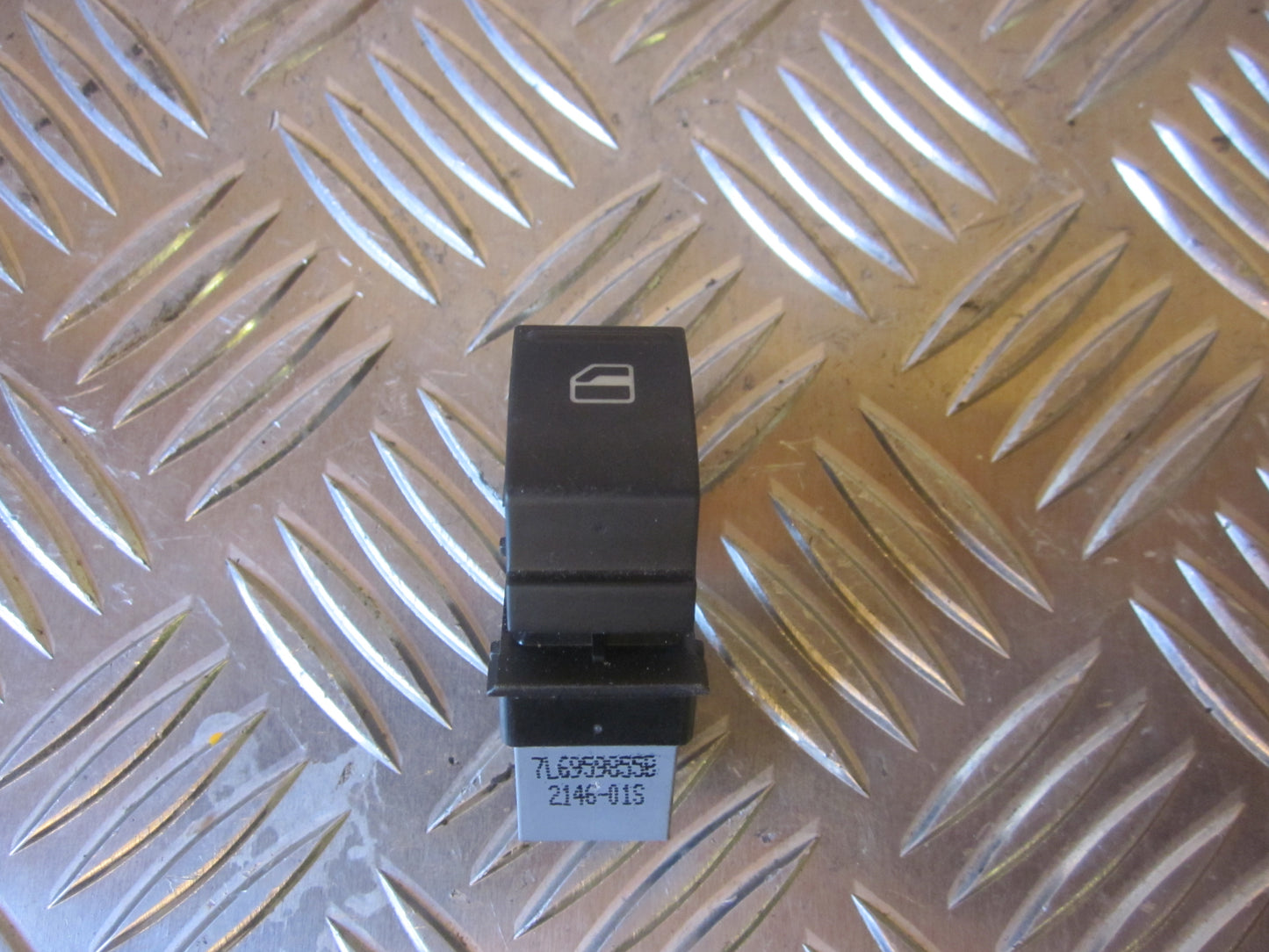 VW Passat 3C Kontakt Rudehejs Med OEM Nr. Ophugger Fra VW Ophugger