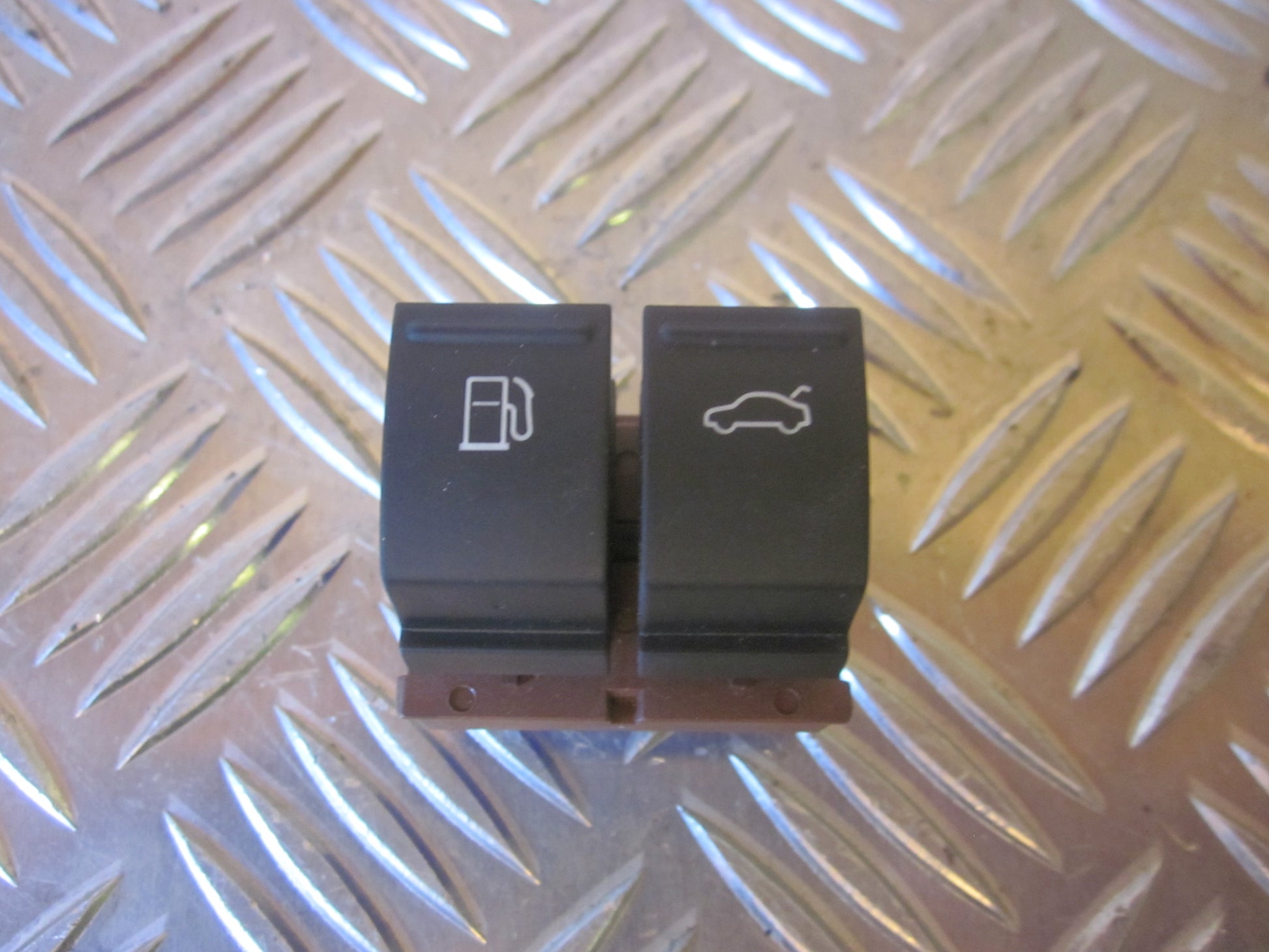 VW Passat 3C Kontakt Diverse Med OEM Nr. Ophugger Fra VW Ophugger