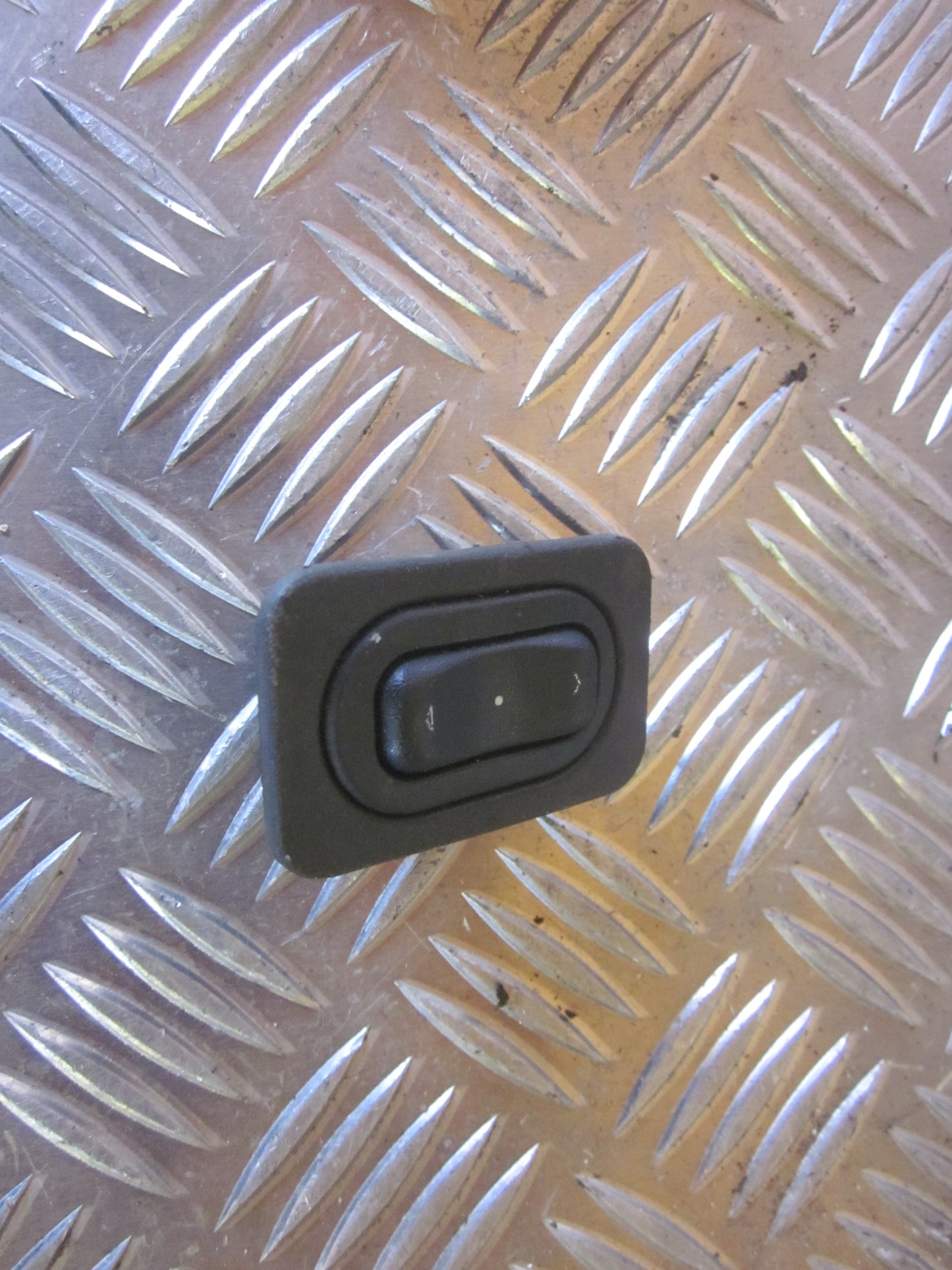 Opel Corsa C Kontakt Rudehejs Med OEM Nr. Ophugger Fra Opel Ophugger