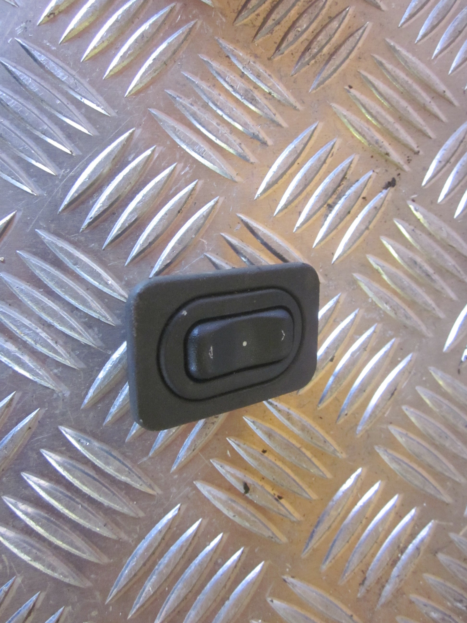 Opel Corsa C Kontakt Rudehejs Med OEM Nr. Ophugger Fra Opel Ophugger