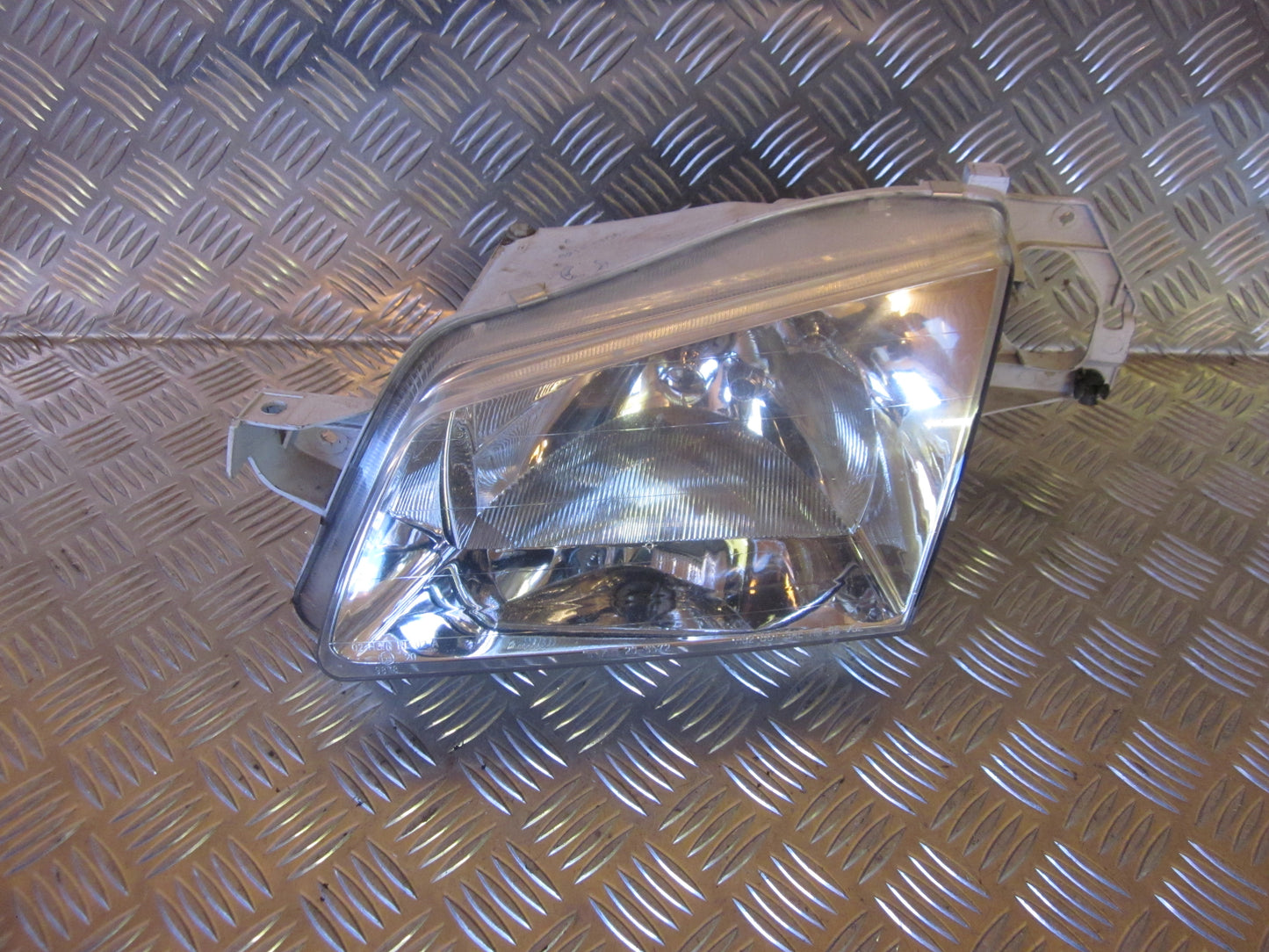 Mazda 323 F 5D BJ14 Forlygte Med OEM Nr. BJ1V51040B Fra Mazda Ophugger