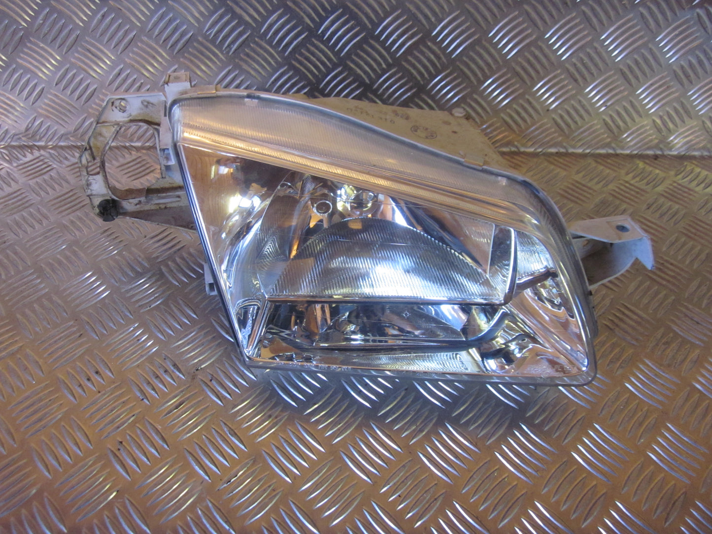 Mazda 323 F 5D BJ14 Forlygte Med OEM Nr. BJ1V51030B Fra Mazda Ophugger