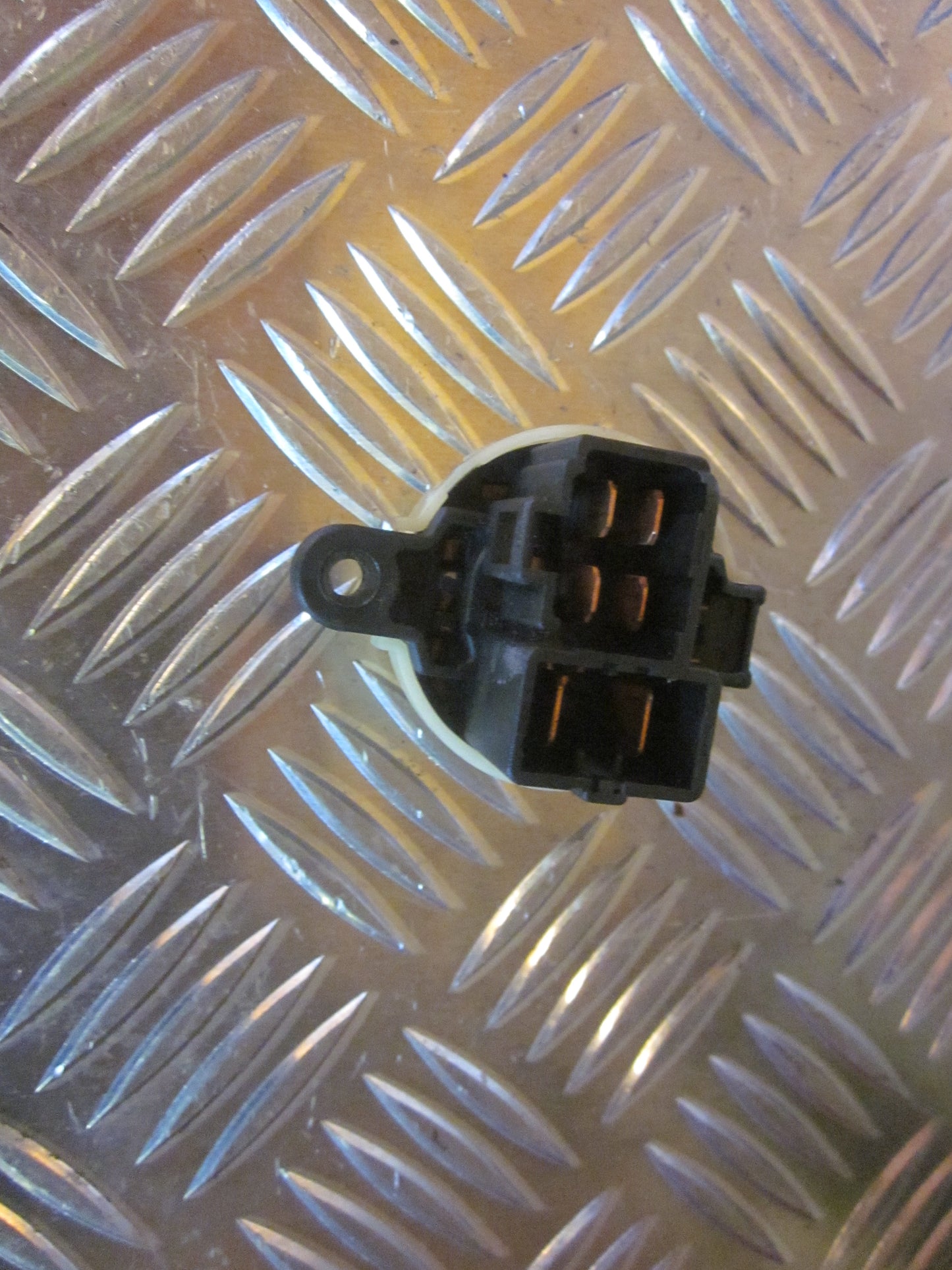 Mazda 323 4D BJ12 Ratlås Bundstykke Med OEM Nr. Ophugger Fra Mazda Ophugger