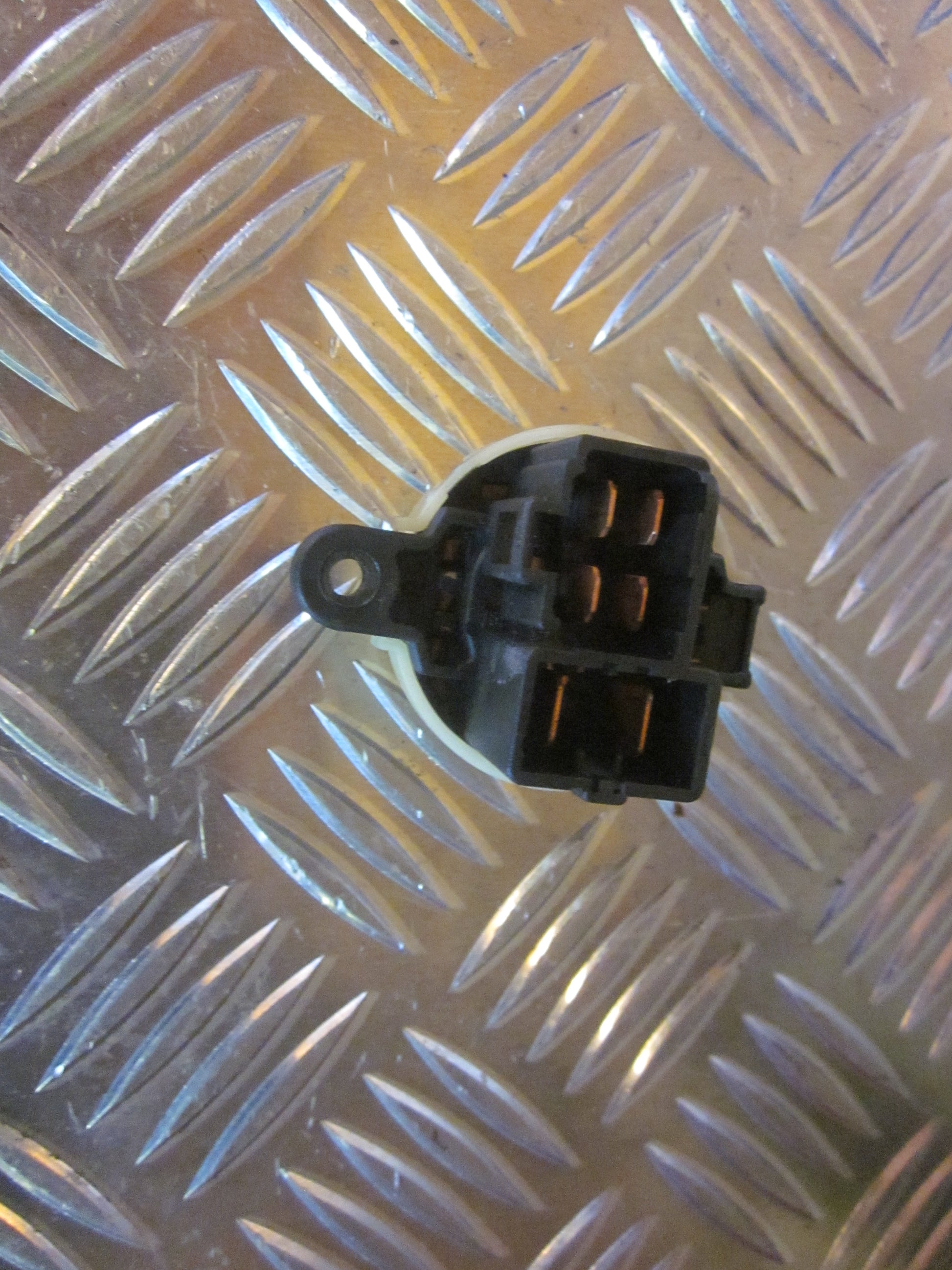 Mazda 323 4D BJ12 Ratlås Bundstykke Med OEM Nr. Ophugger Fra Mazda Ophugger