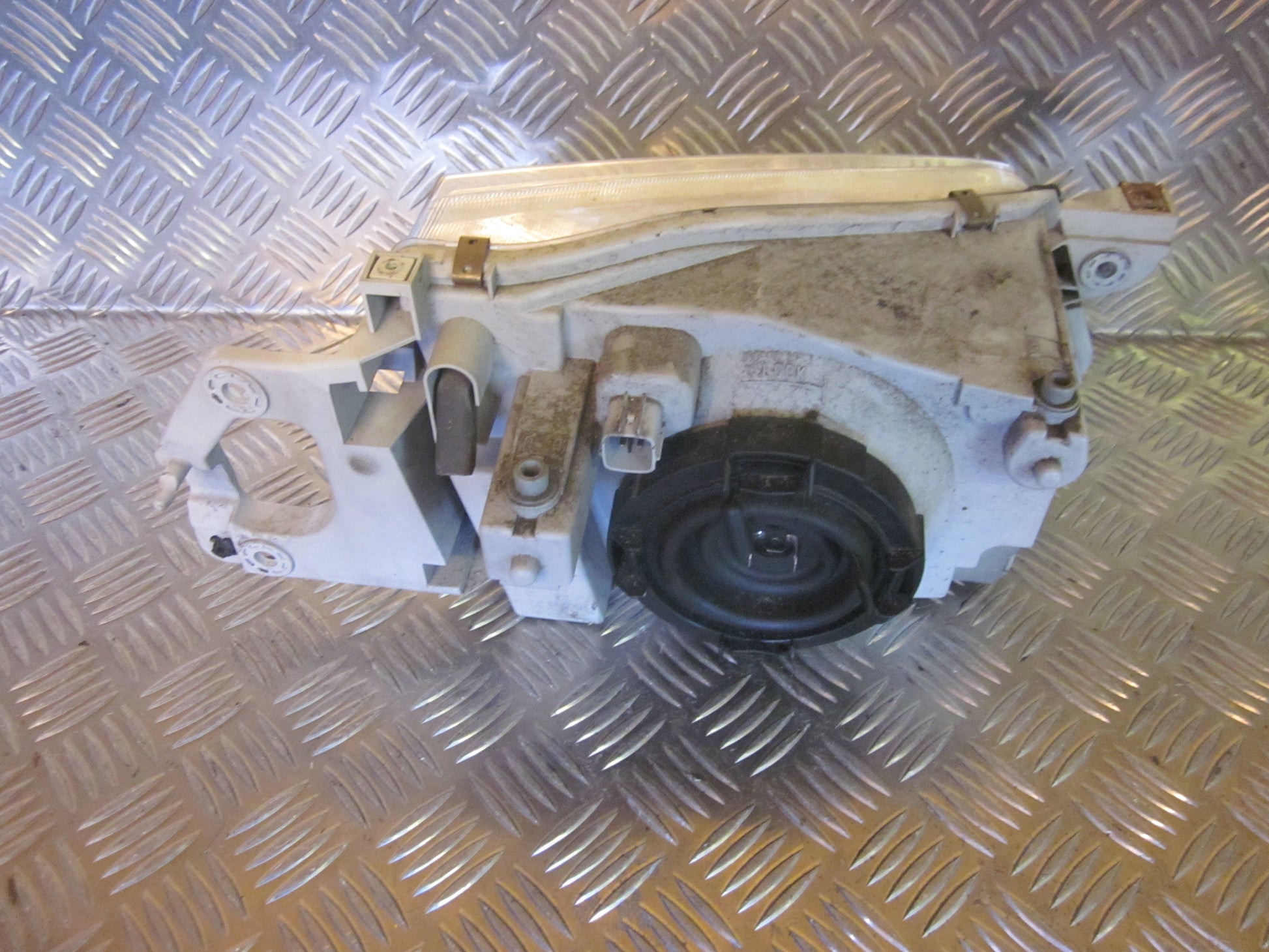 Mazda 323 4D BJ12 Forlygte Med OEM Nr. Ophugger Fra Mazda Ophugger