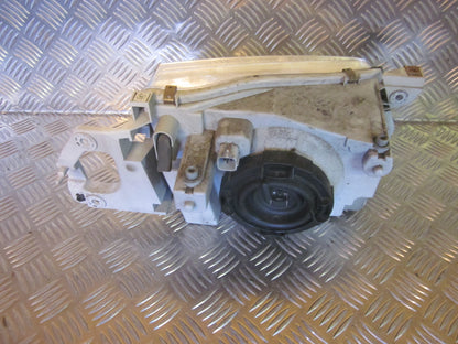 Mazda 323 4D BJ12 Forlygte Med OEM Nr. Ophugger Fra Mazda Ophugger