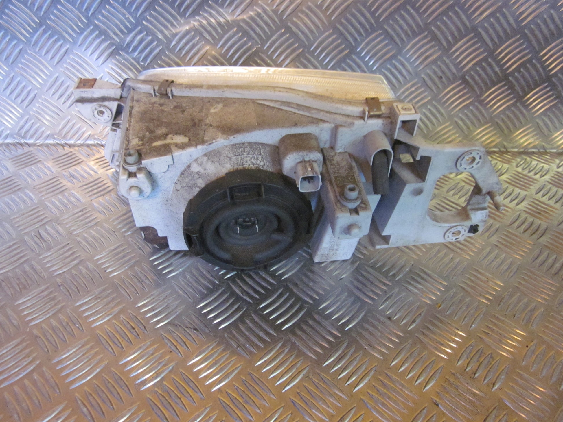 Mazda 323 4D BJ12 Forlygte Med OEM Nr. Ophugger Fra Mazda Ophugger