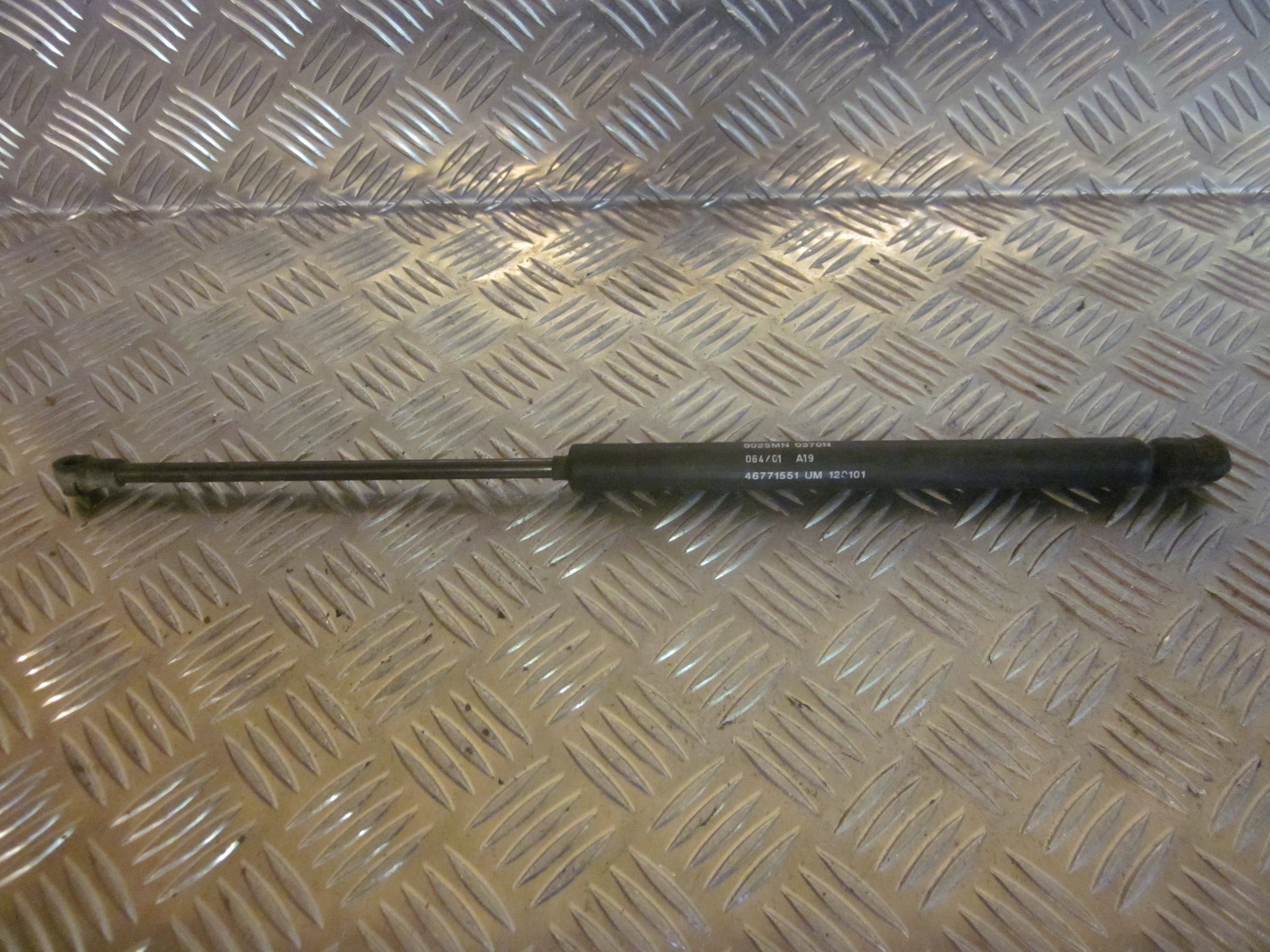 Alfa Romeo Alfa 147 Bagklapsdæmper Med OEM Nr. Ophugger Fra Alfa Romeo Ophugger