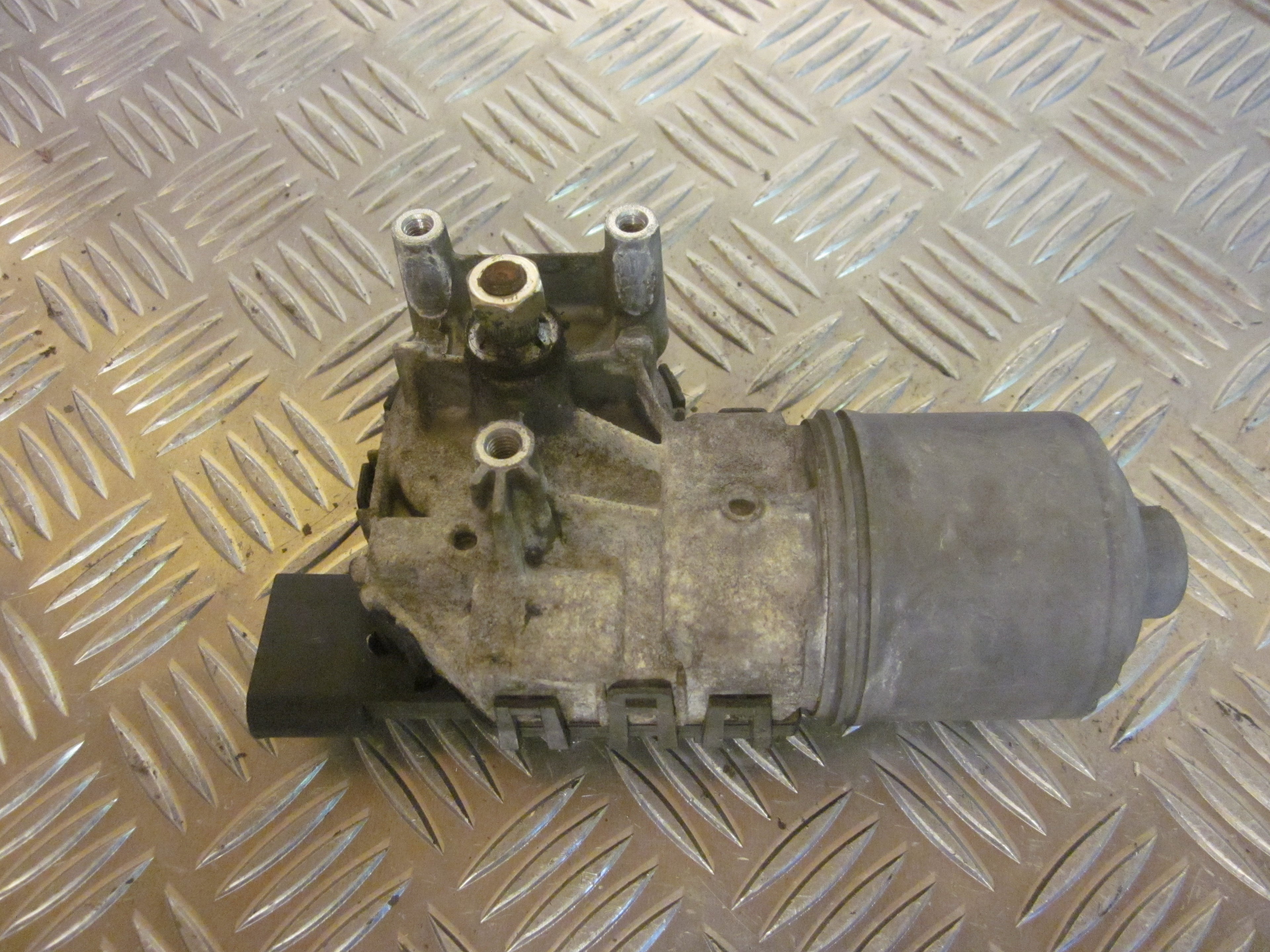 Alfa Romeo Alfa 147 Viskermotor Med OEM Nr. Ophugger Fra Alfa Romeo Ophugger