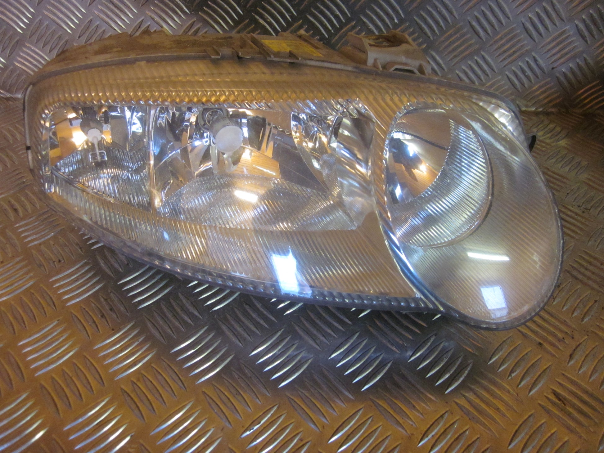 Alfa Romeo 147 Forlygte Med OEM Nr. 46826196 Fra Alfa Romeo Ophugger