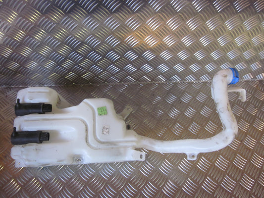 Suzuki Splash Sprinklerbeholder Med OEM Nr. Ophugger Fra Suzuki Ophugger