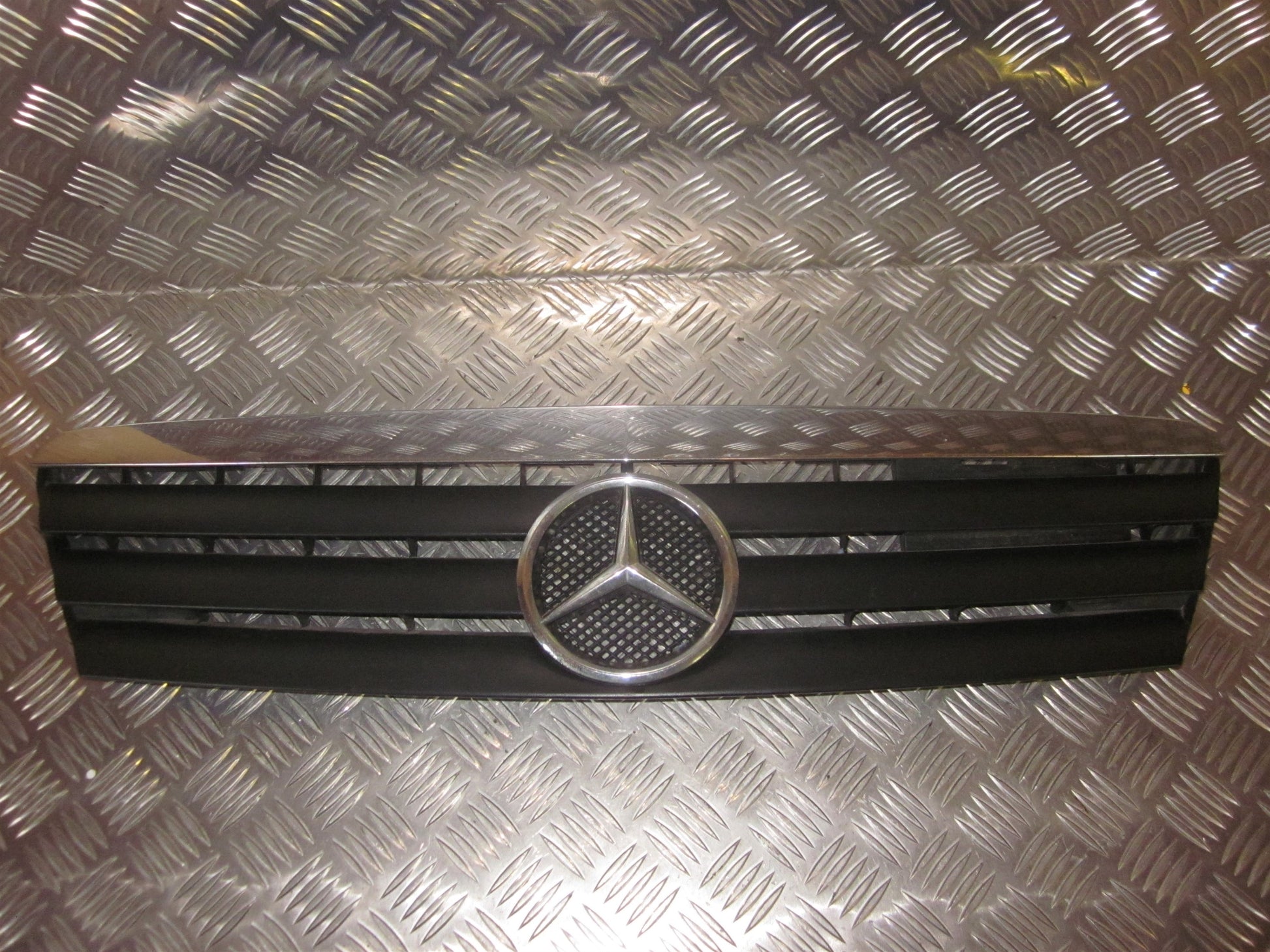 Mercedes A W168 Frontgitter Med OEM Nr. Ophugger Fra Mercedes Ophugger