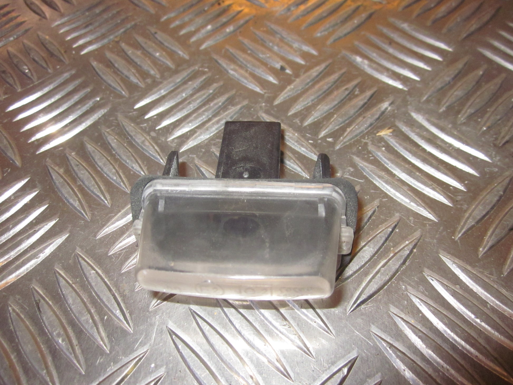 Peugeot 407 Nummerpladelygte Med OEM Nr. Ophugger Fra Peugeot Ophugger