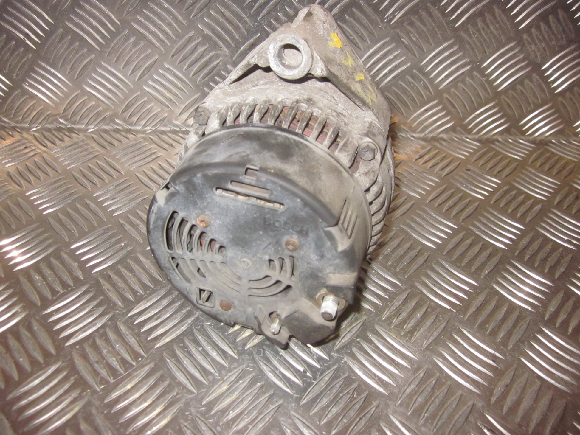 Saab 900 Generator Med OEM Nr. Ophugger Fra Saab Ophugger