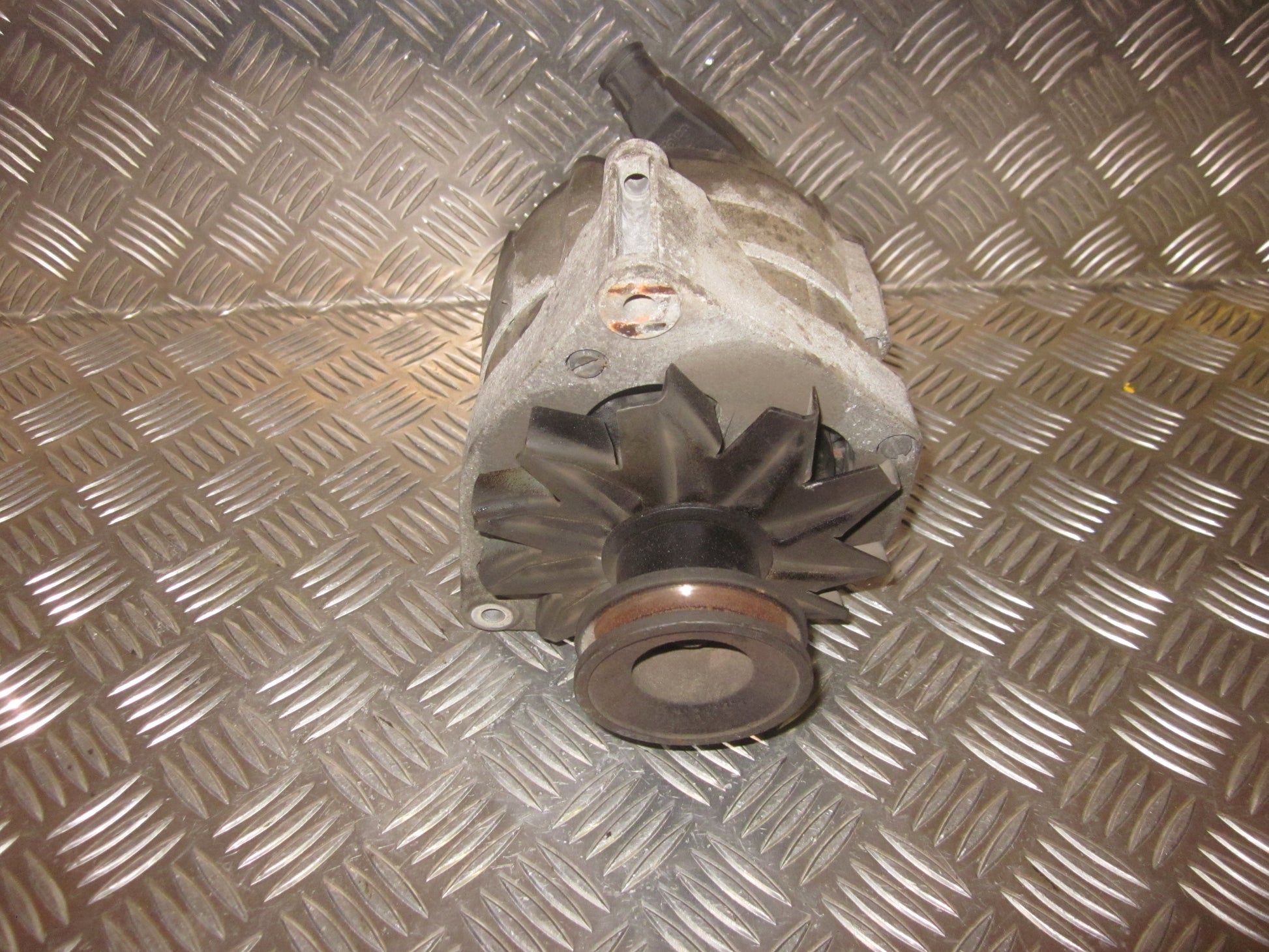 BMW 5-Serie E34 Generator Med OEM Nr. 0986039481 Fra BMW Ophugger