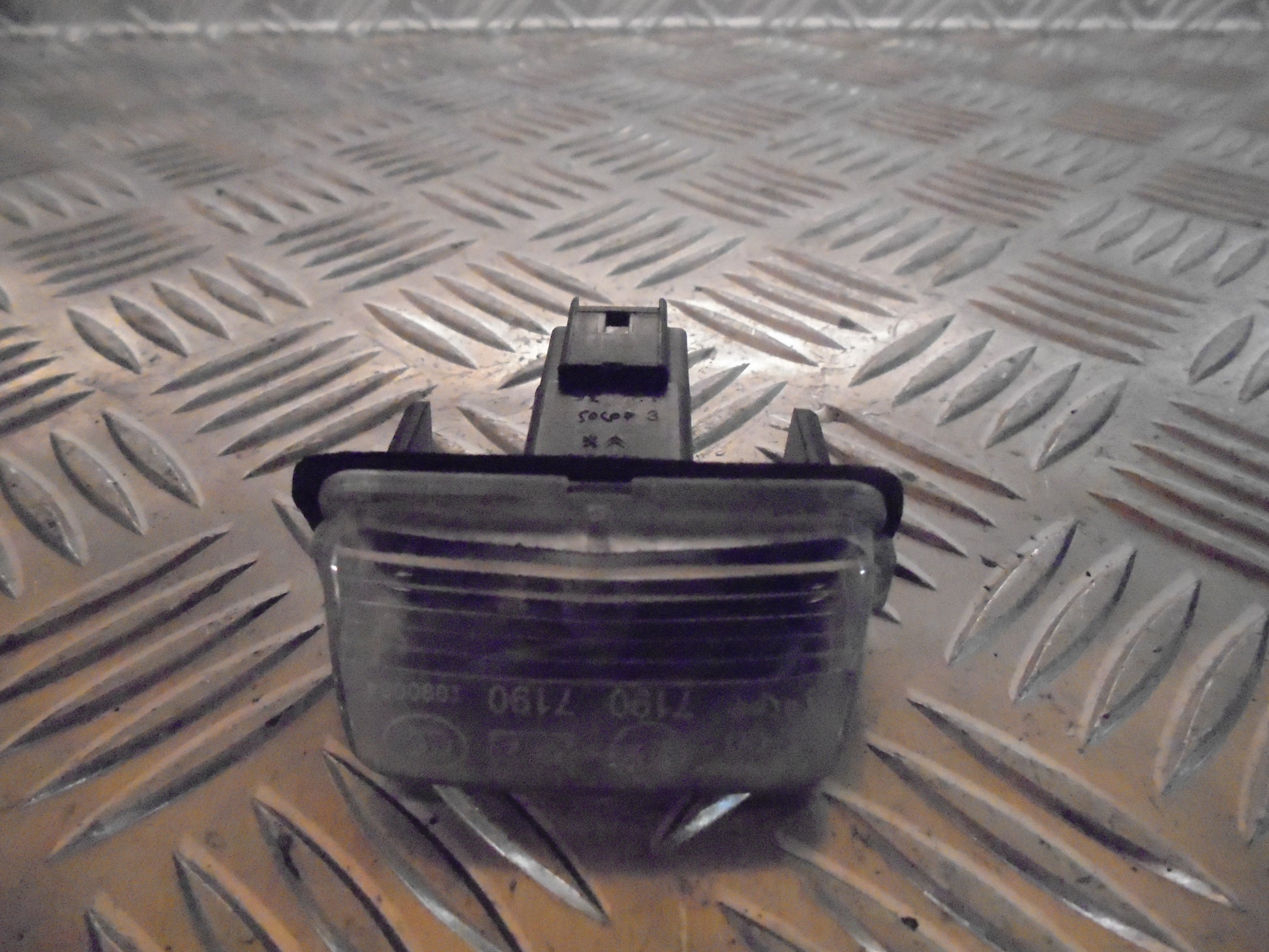 Peugeot 207 Nummerpladelygte Med OEM Nr. Ophugger Fra Peugeot Ophugger