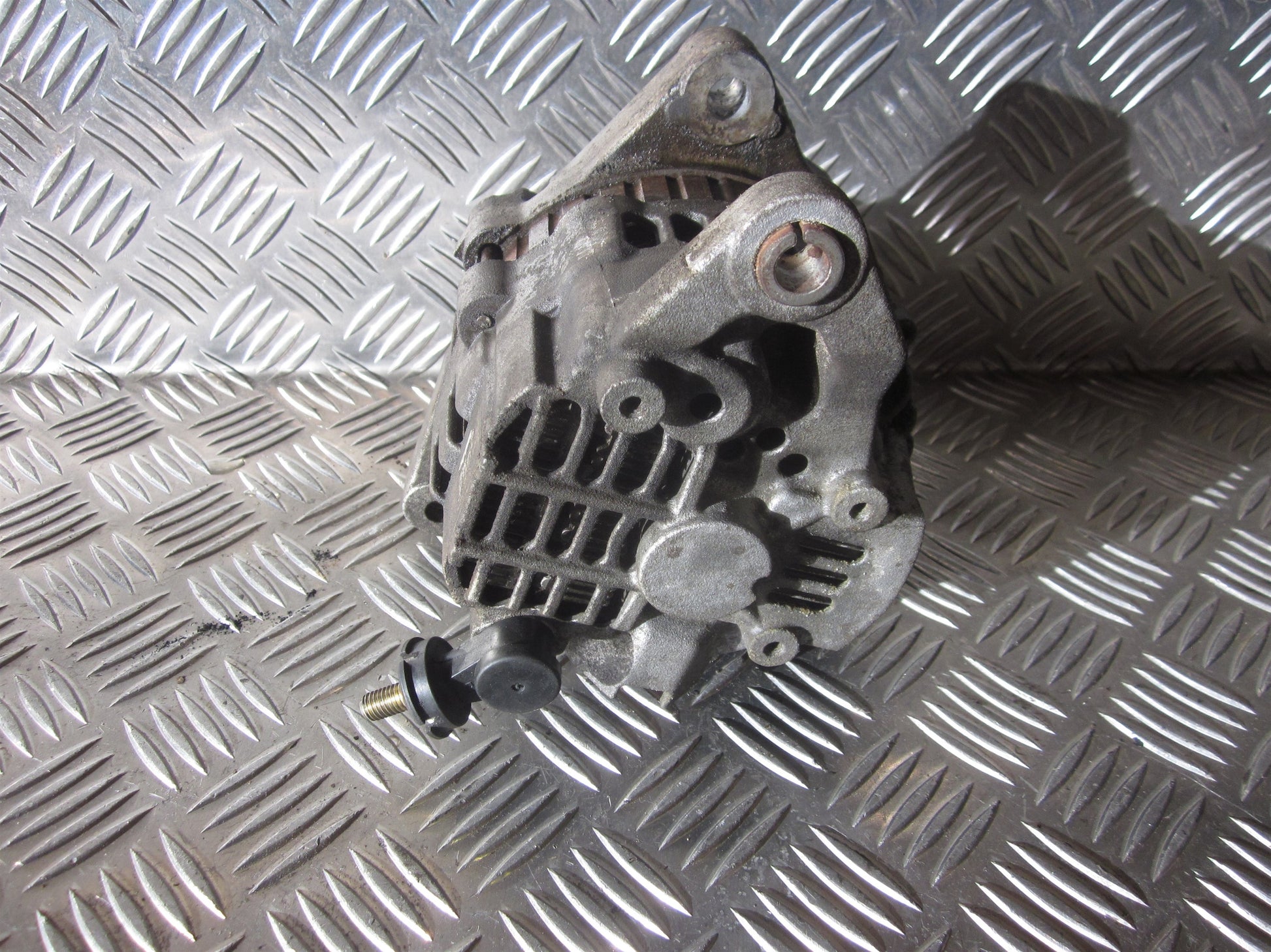 Nissan Primera P11 Generator Med OEM Nr. 231009F510 Fra Nissan Ophugger