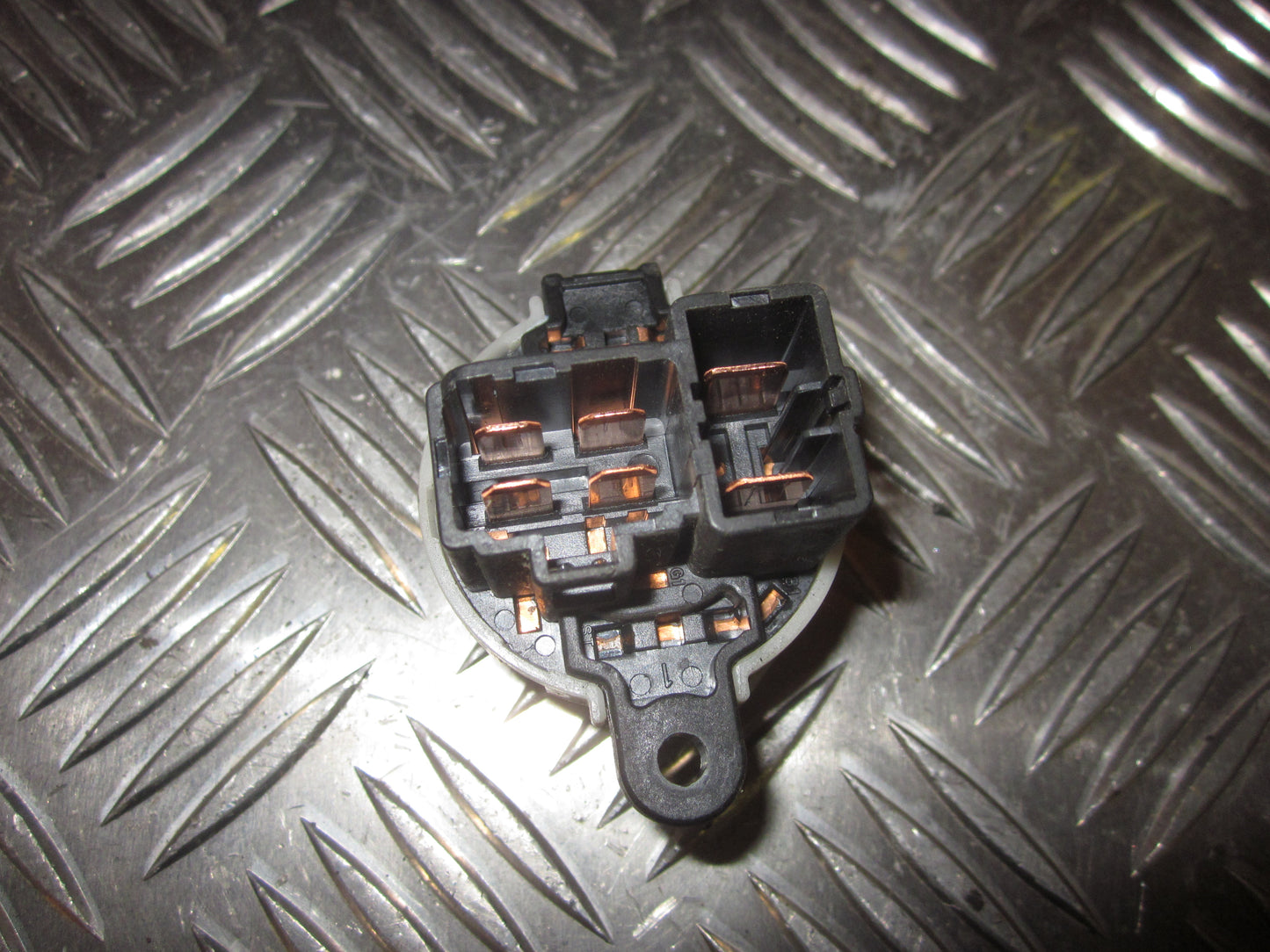 Mazda 323 4D BJ12 Ratlås Bundstykke Med OEM Nr. Ophugger Fra Mazda Ophugger