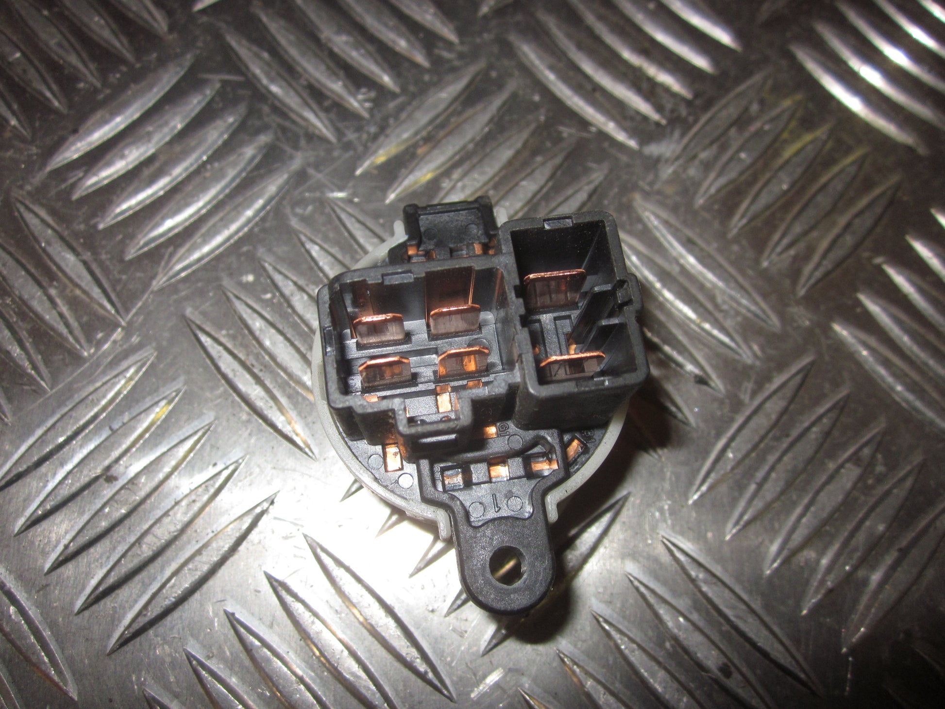 Mazda 323 4D BJ12 Ratlås Bundstykke Med OEM Nr. Ophugger Fra Mazda Ophugger