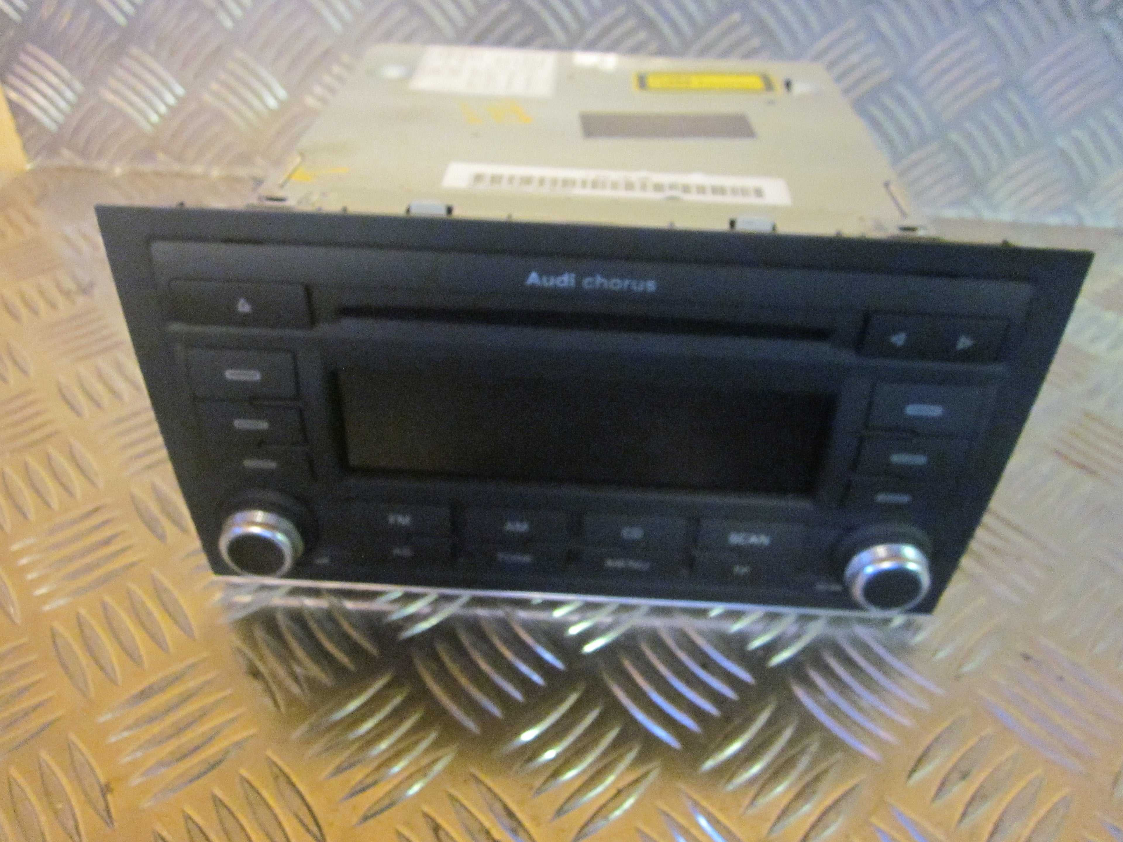 Audi A4 Radio M/Cd Med OEM Nr. 8E0035152QX Fra Audi Ophugger