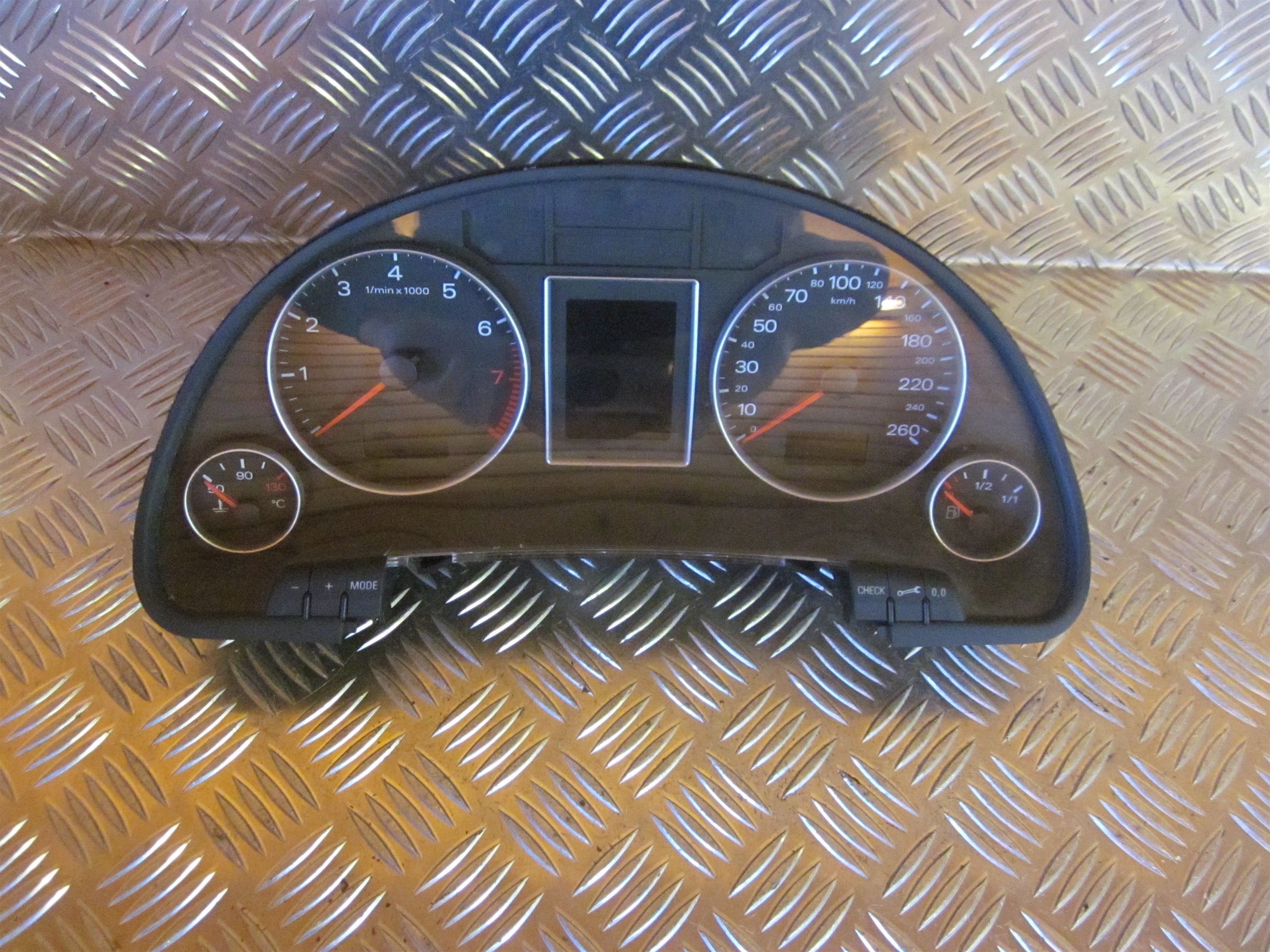 Audi A4 Speedometer - Instrument Med OEM Nr. 8E0920901GX Fra Audi Ophugger