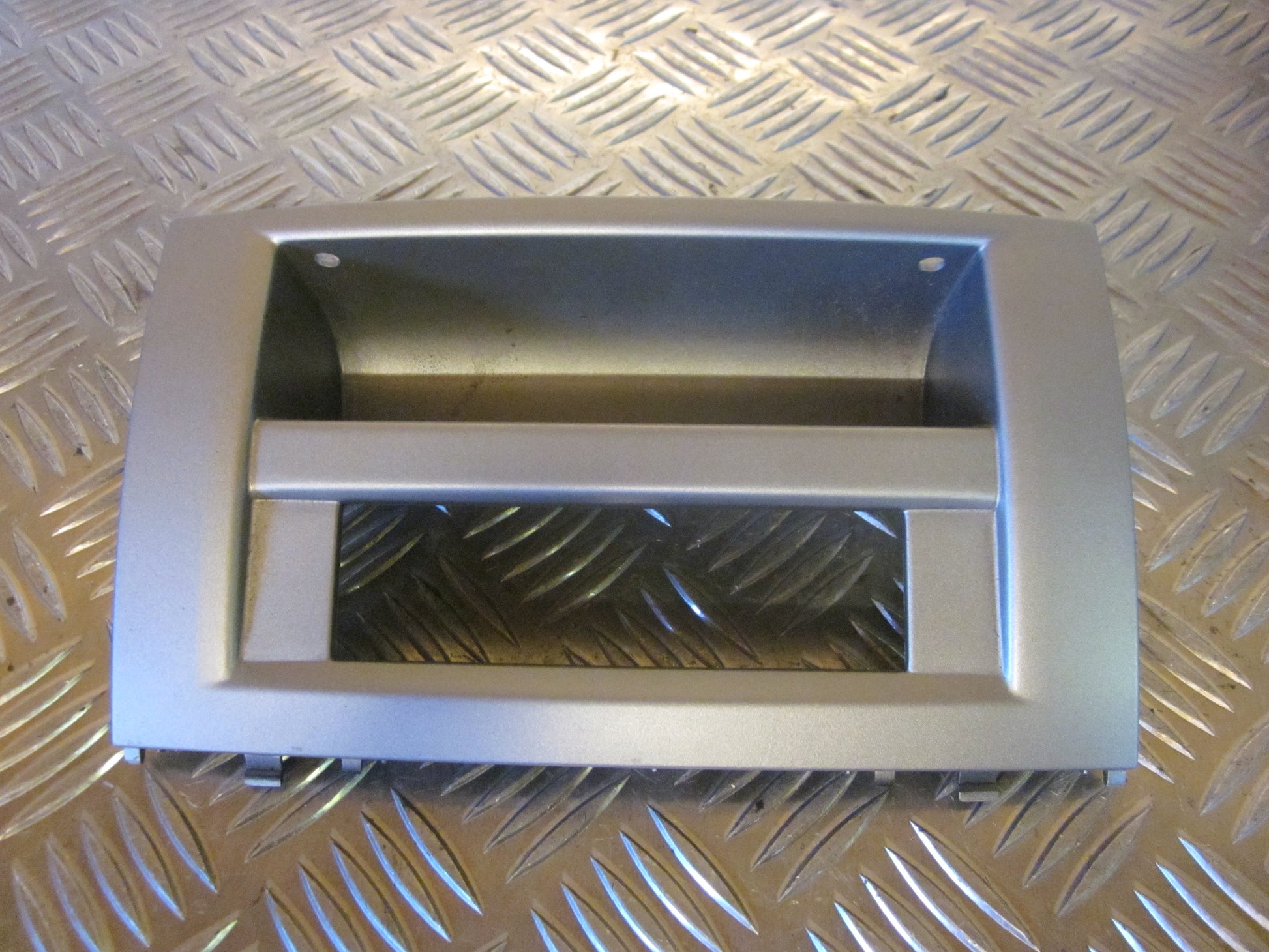 Peugeot 407 Midterkonsol Med OEM Nr. Ophugger Fra Peugeot Ophugger