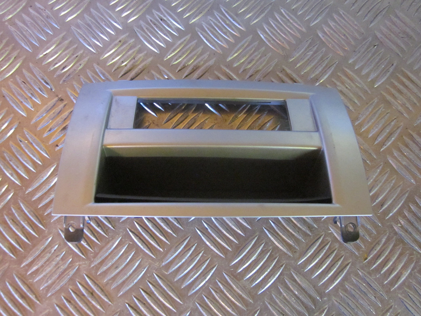 Peugeot 407 Midterkonsol Med OEM Nr. Ophugger Fra Peugeot Ophugger