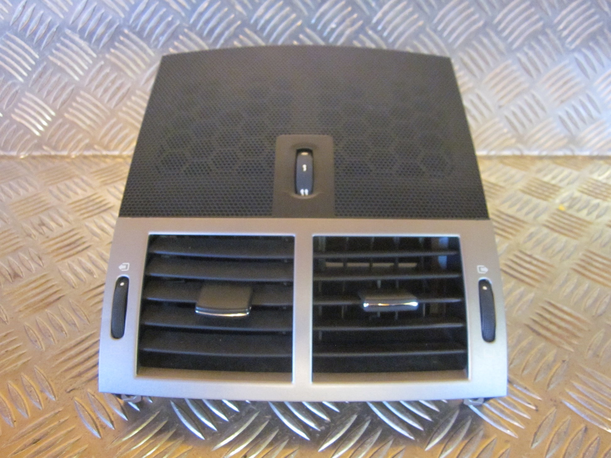 Peugeot 407 Friskluftsdyse Med OEM Nr. Ophugger Fra Peugeot Ophugger