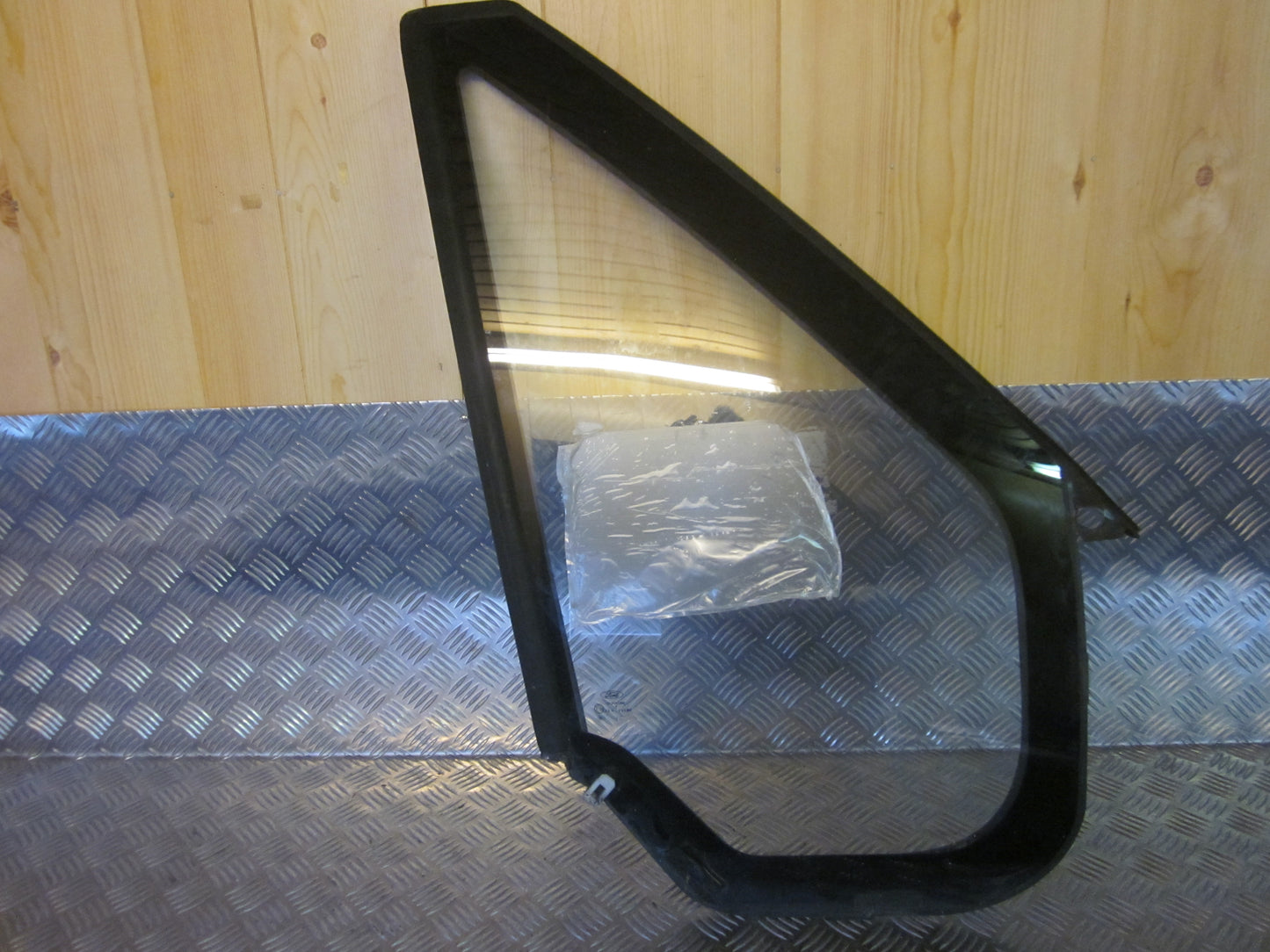 Ford Transit Forhj Trekantrude Med OEM Nr. Ophugger Fra Ford Ophugger