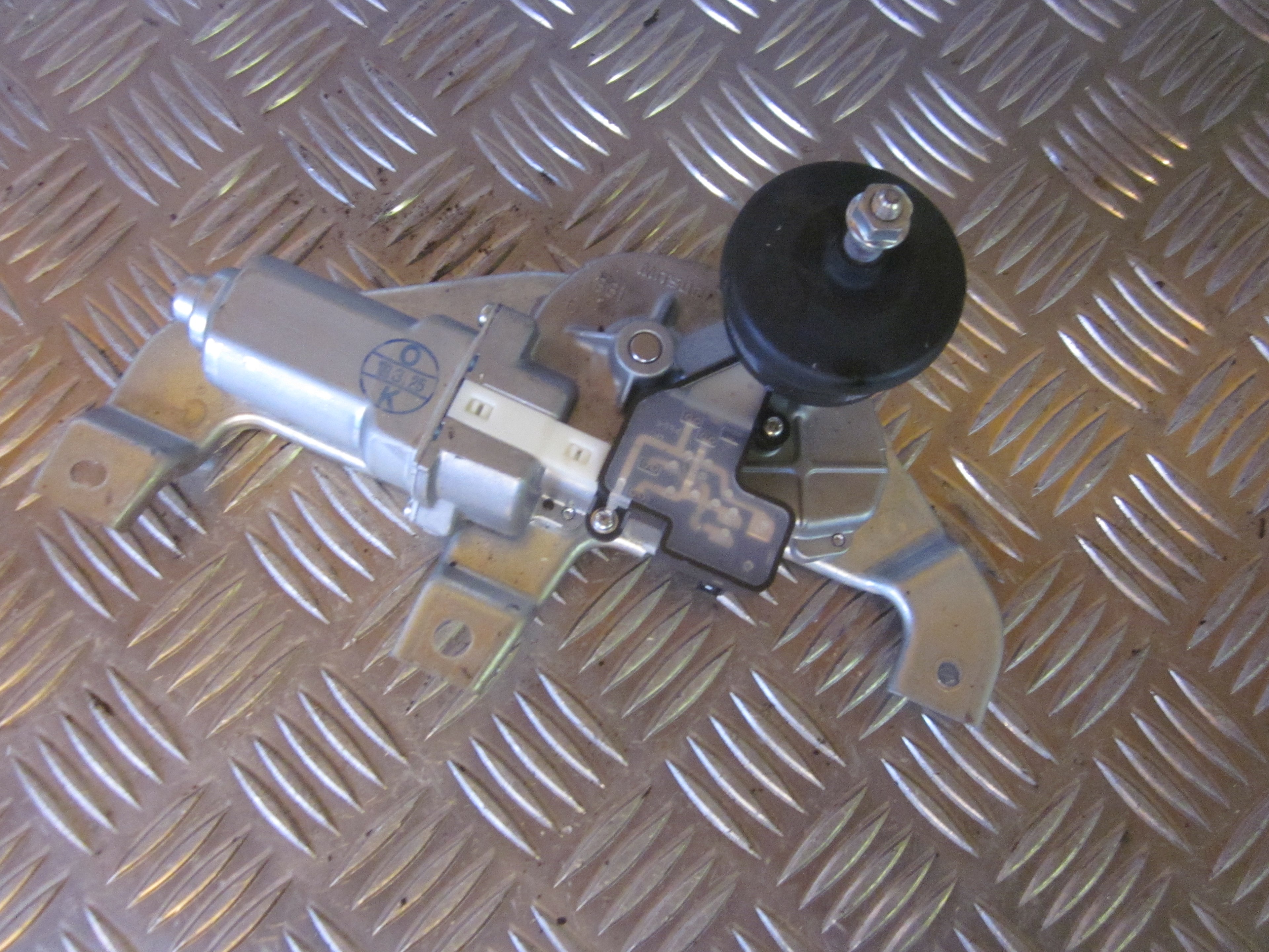 Suzuki Splash Bagrudevisker Motor Med OEM Nr. 3881051K10 Fra Suzuki Ophugger