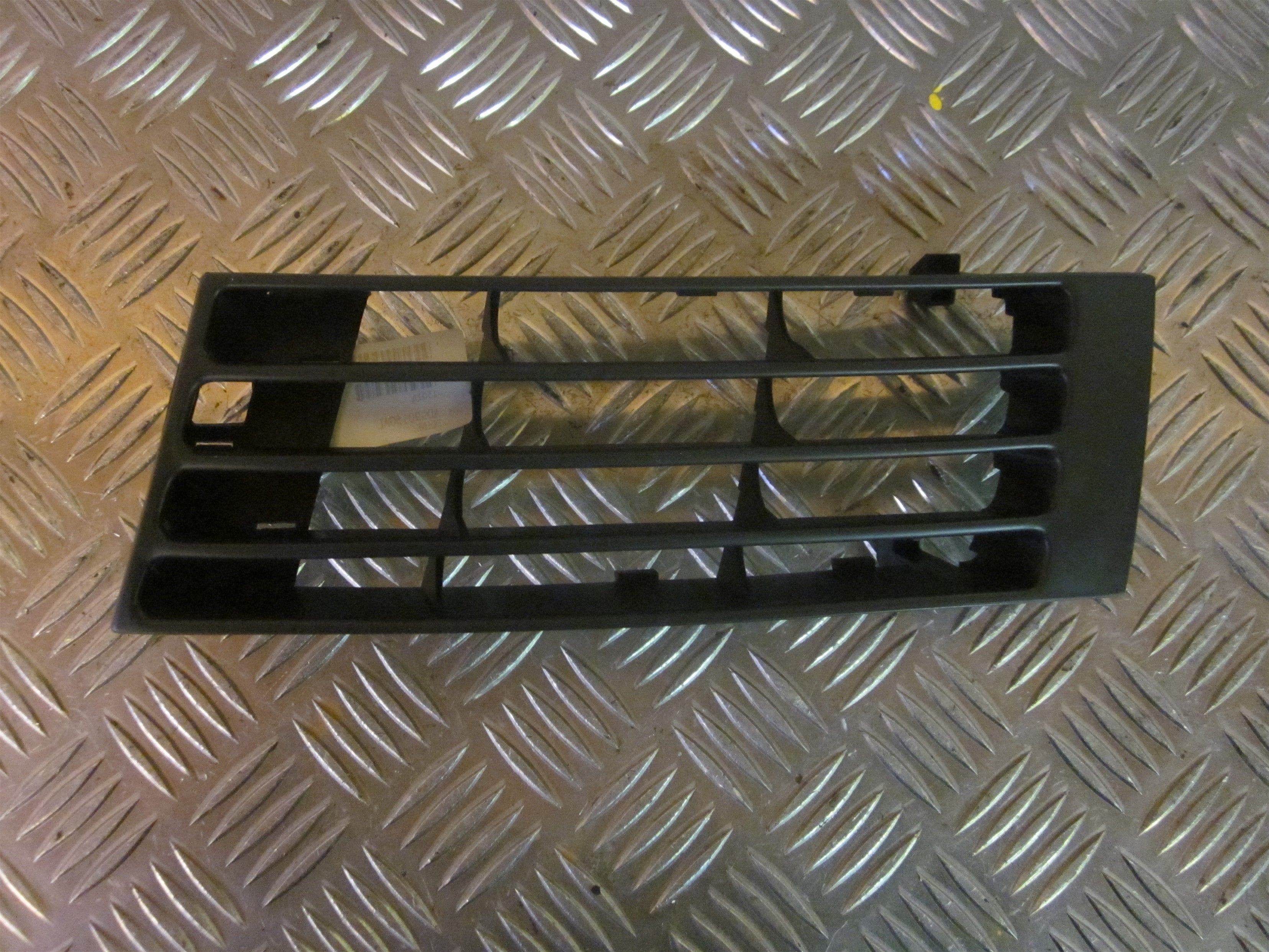 Audi A4 Frontgitter Med OEM Nr. Ophugger Fra Audi Ophugger