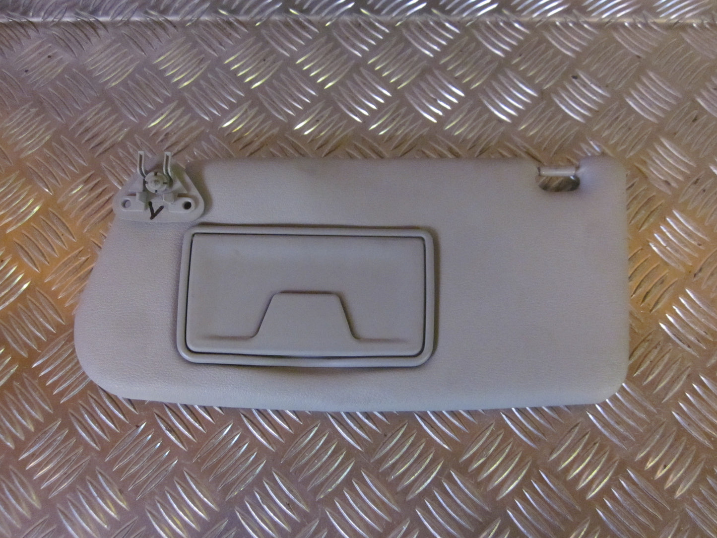 Mitsubishi Lancer Solskærm Med OEM Nr. Ophugger Fra Mitsubishi Ophugger