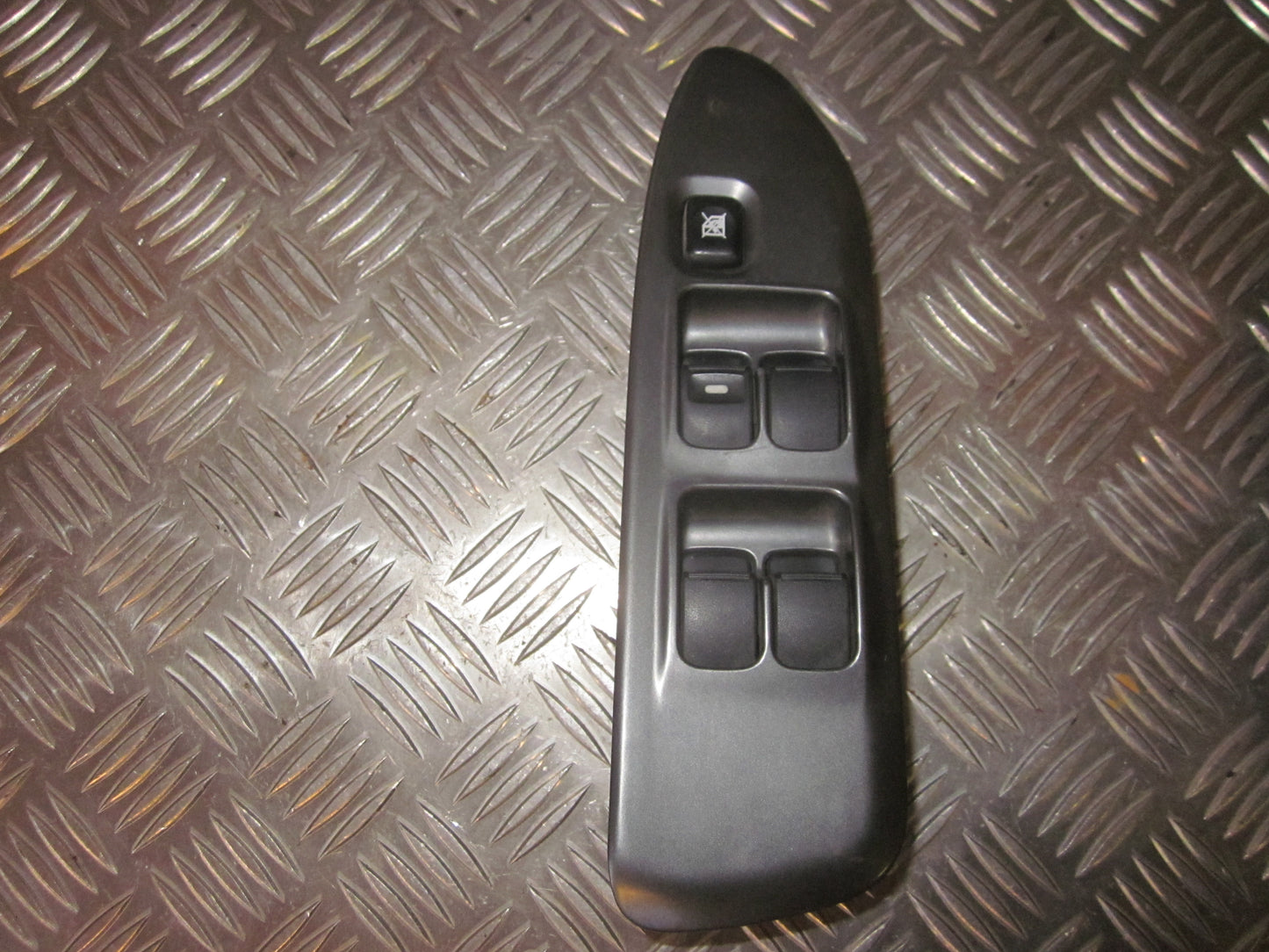 Mitsubishi Lancer Kontakt Rudehejs Med OEM Nr. Ophugger Fra Mitsubishi Ophugger